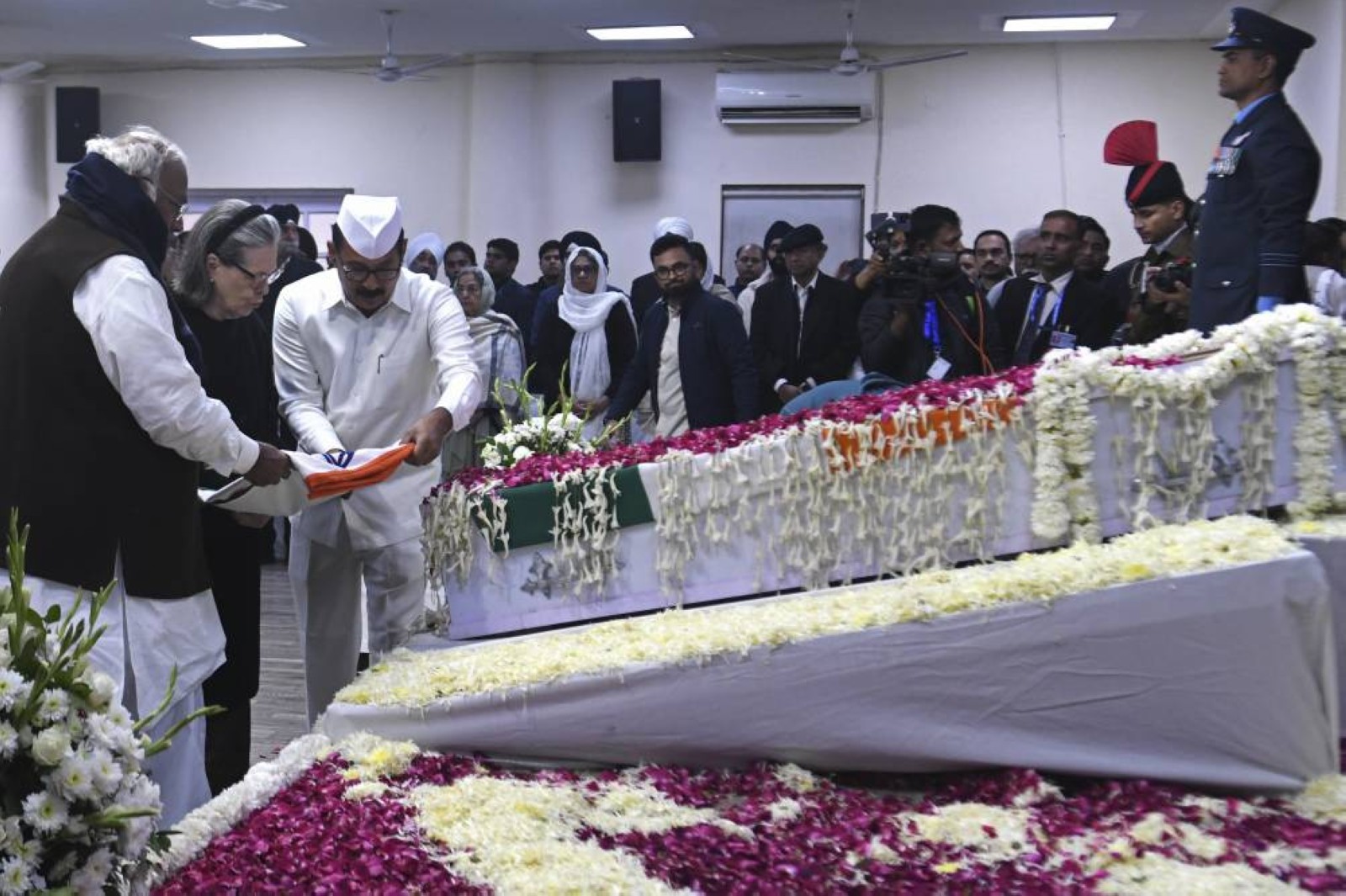 Former PM Manmohan Singh cremated with state honours in Delhi