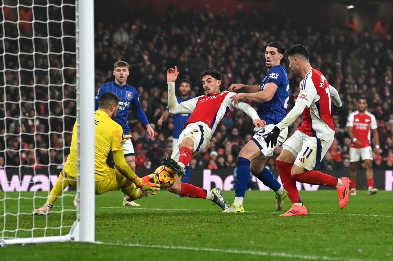 Saka-less Arsenal beat Ipswich to go second, Brighton held