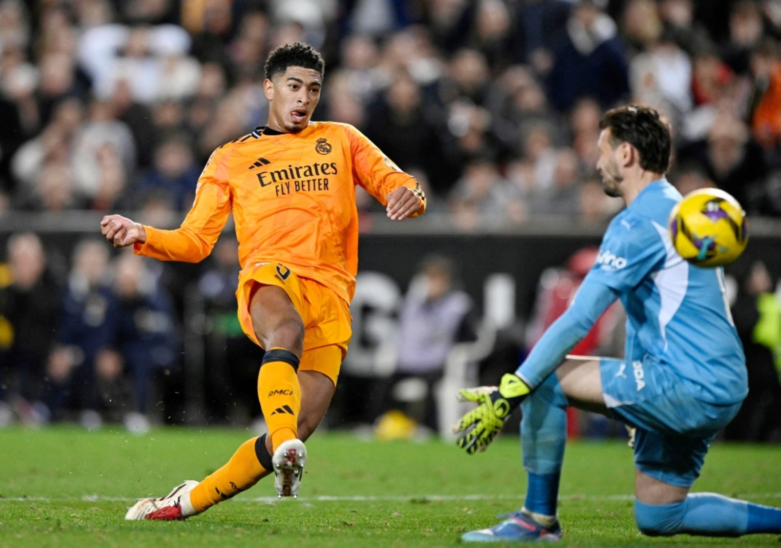 Bellingham’s strike helps Real overcome Valencia to go top