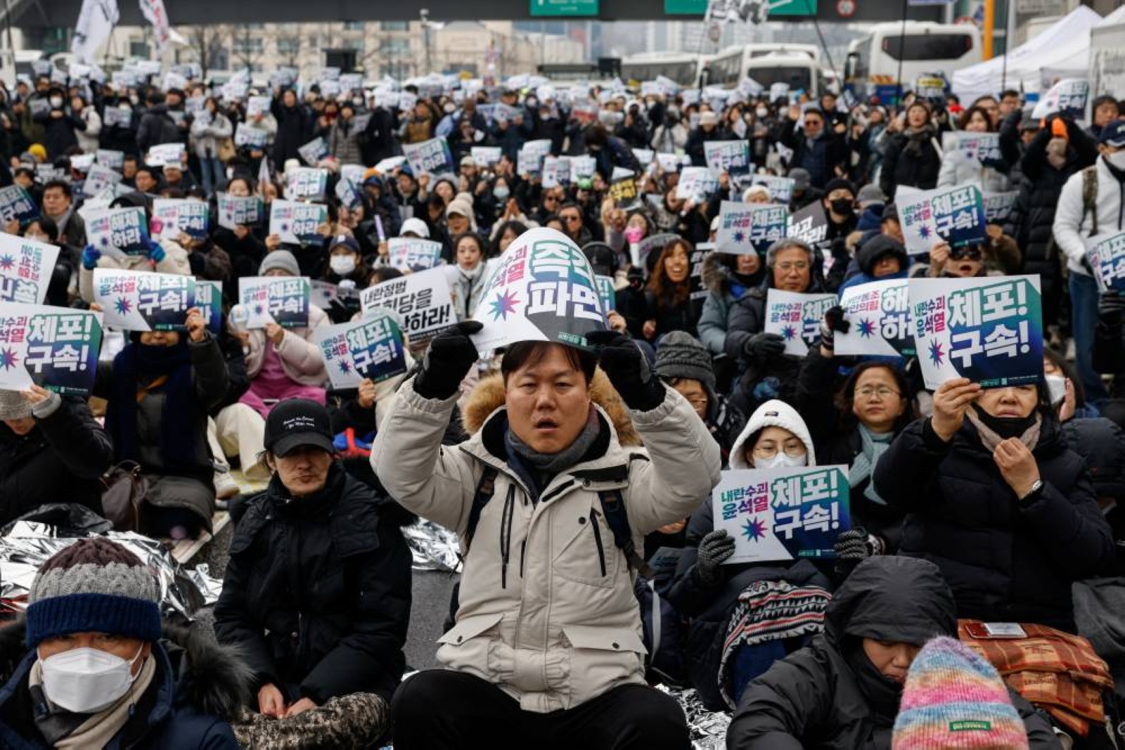 South Korea protesters rally for, against Yoon arrest