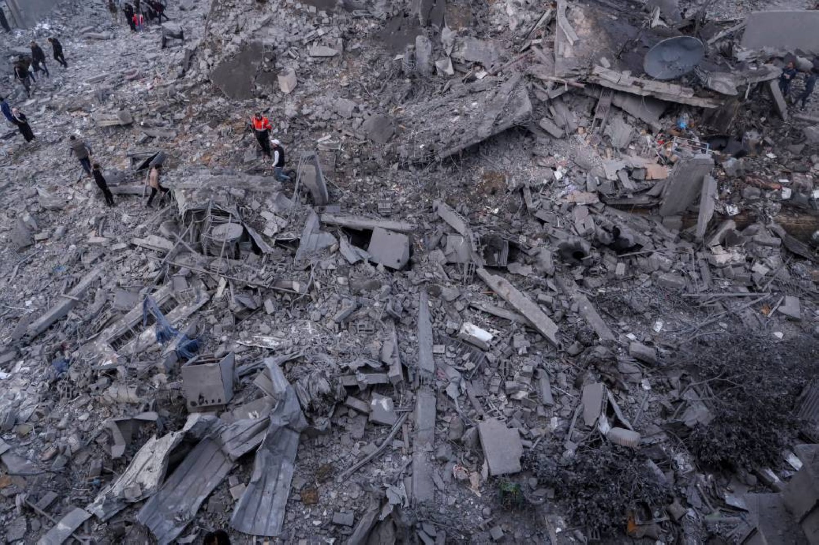 Gaza truce talks resume in Qatar as violence shows no let-up