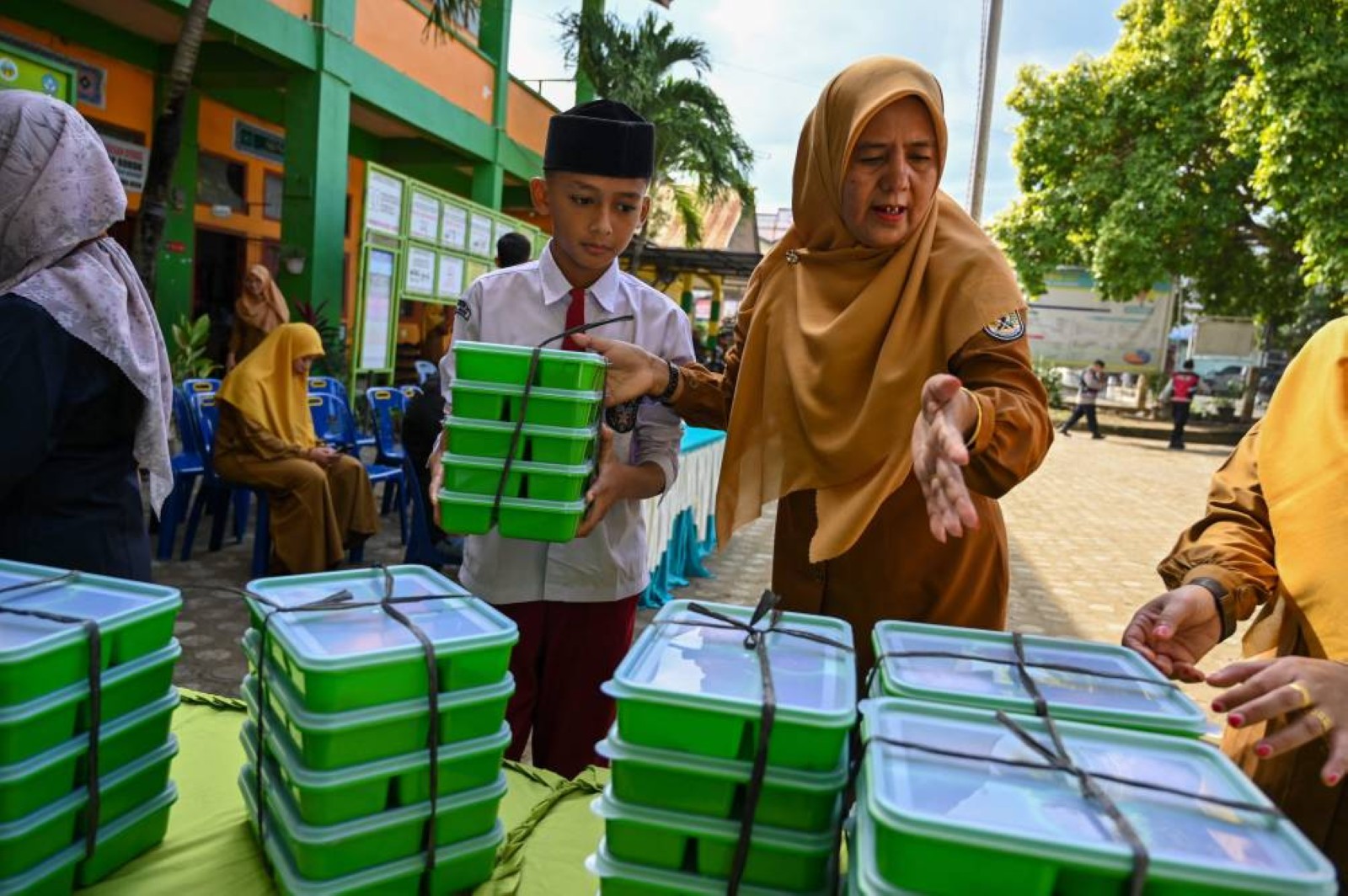 Indonesia launches free meals project to feed children and pregnant women to fight stunting