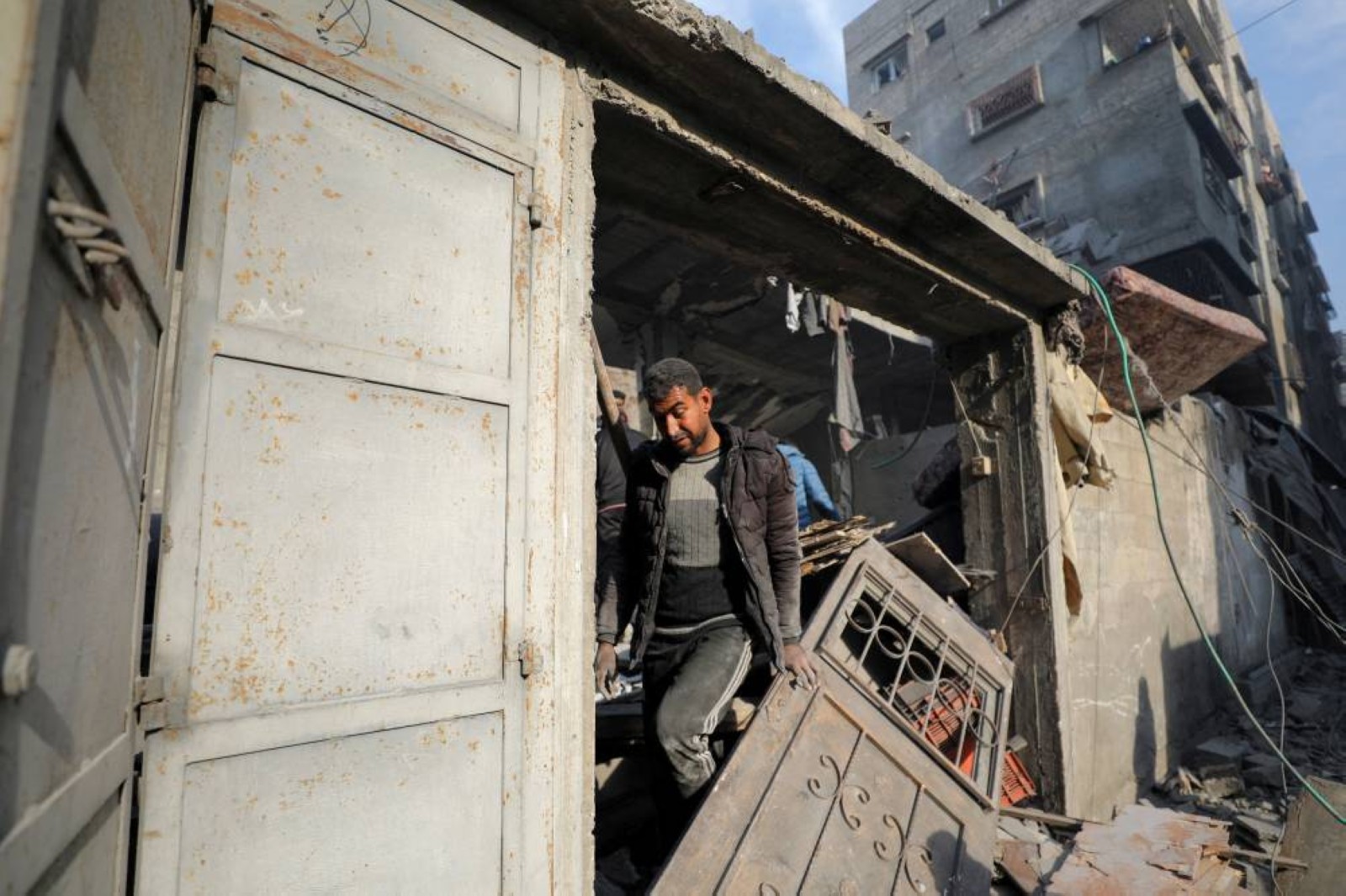 Hurdles remain as Israel, Hamas once again inch toward a ceasefire deal