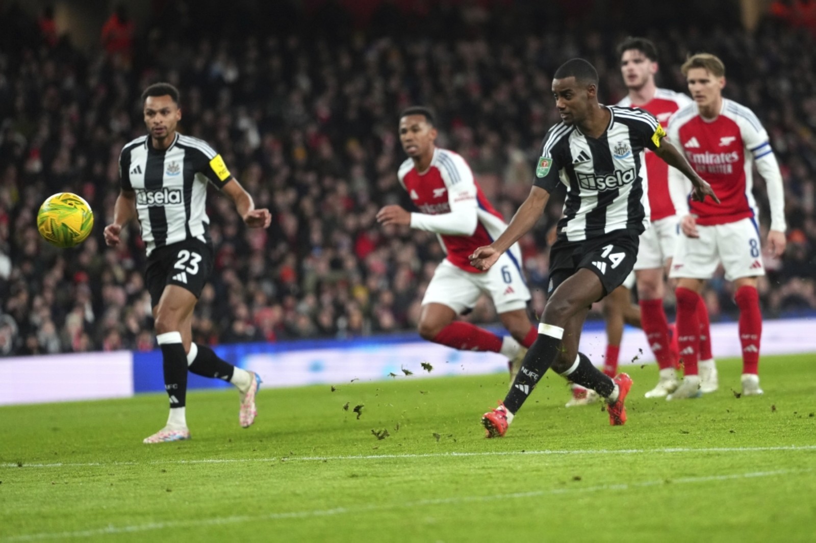Newcastle win at Arsenal to put one foot in League Cup final