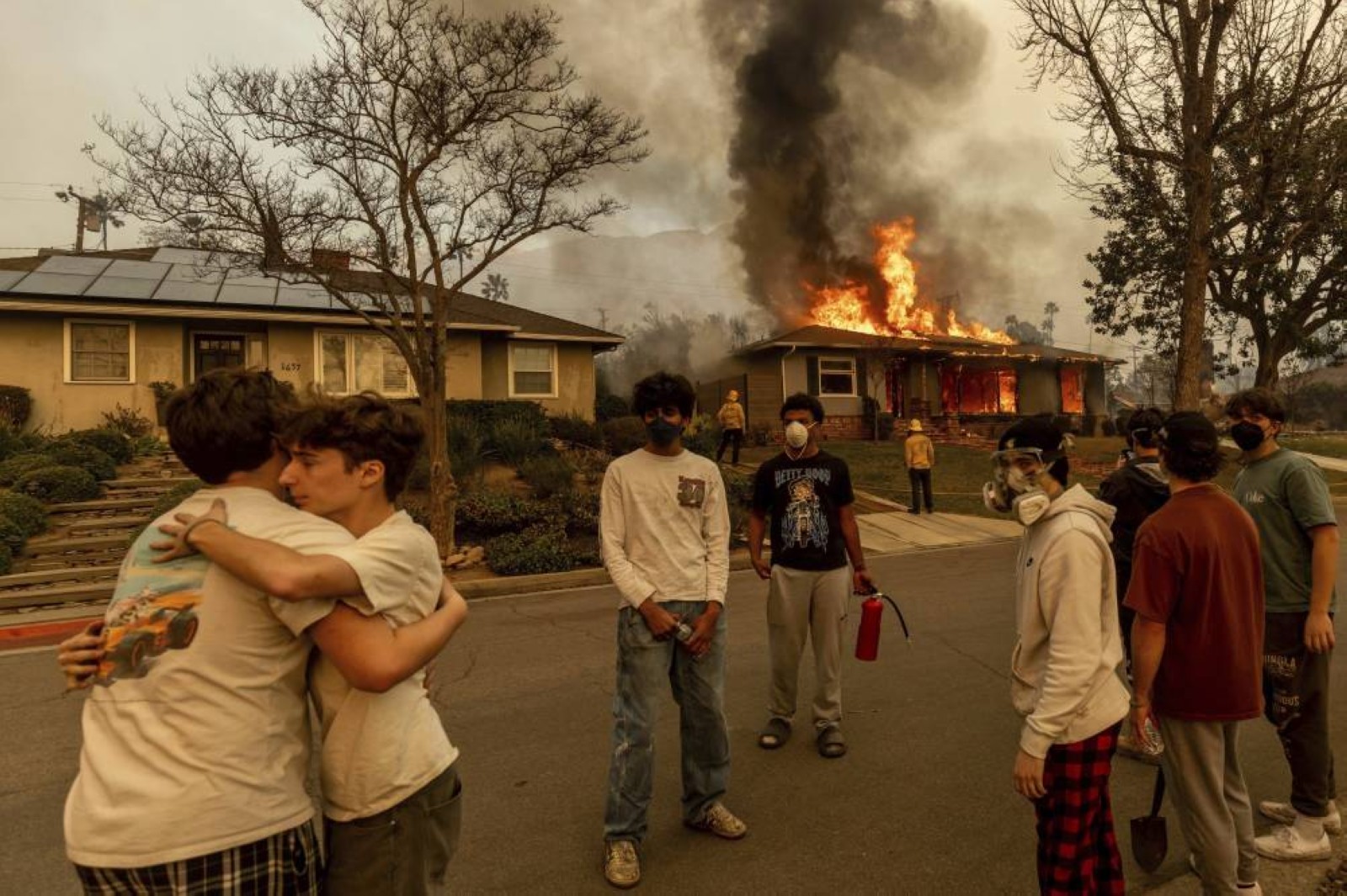 Wildfires kill 10, reduce 10,000 homes to cinders in Los Angeles