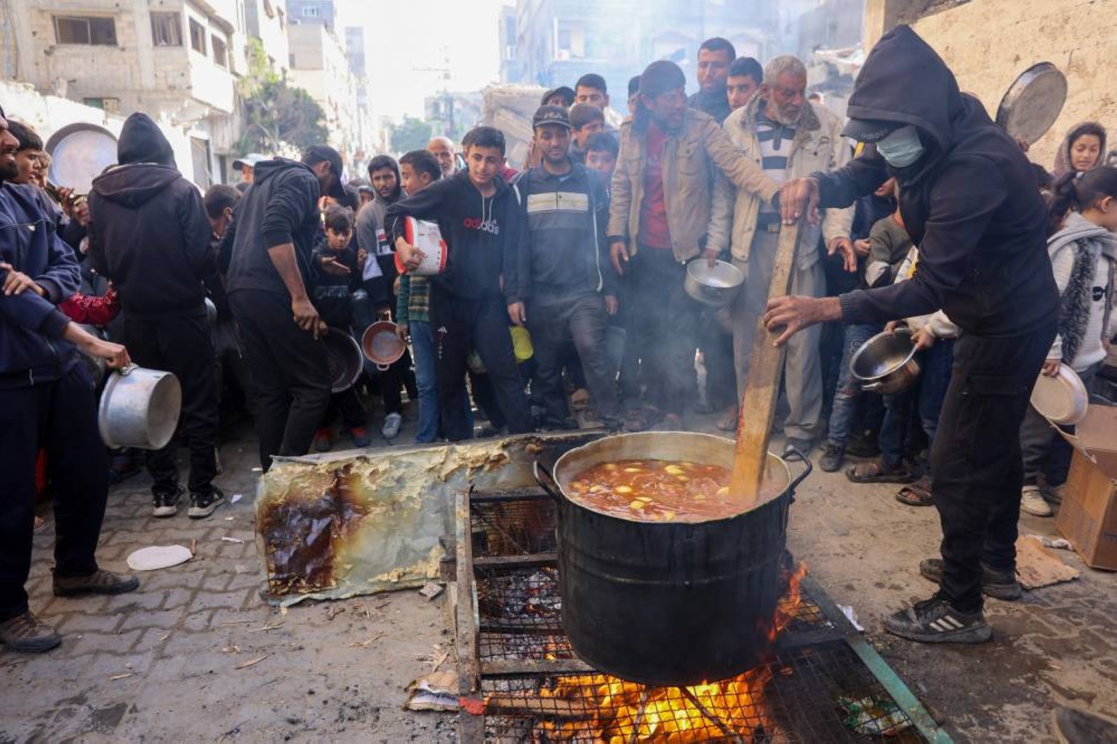 120,000 metric tonnes of food aid stranded outside Gaza, says OCHA