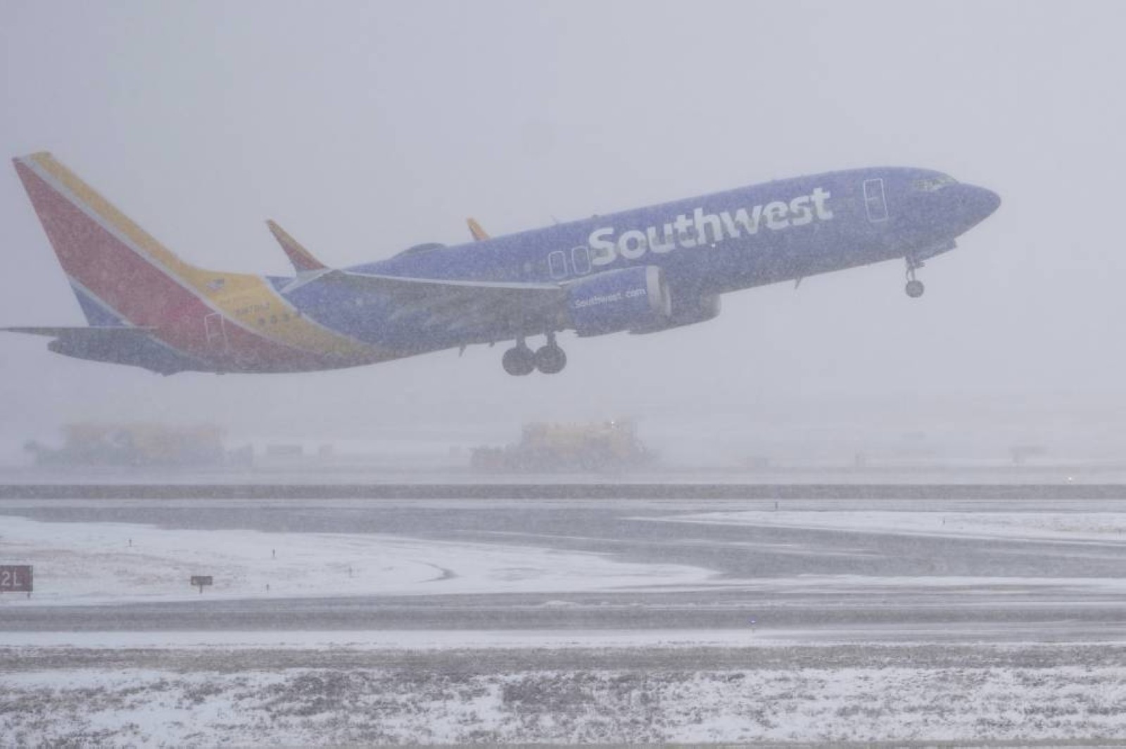 Thousands of flights cancelled, delayed over US storm