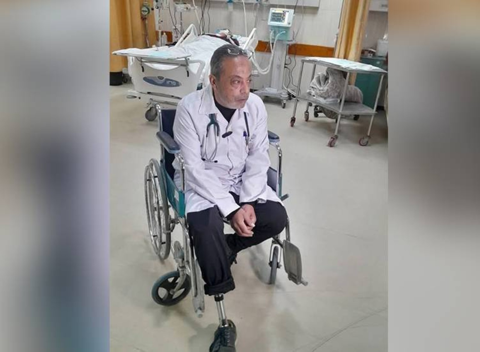 Palestinian doctor treats Gaza war victims after losing his leg