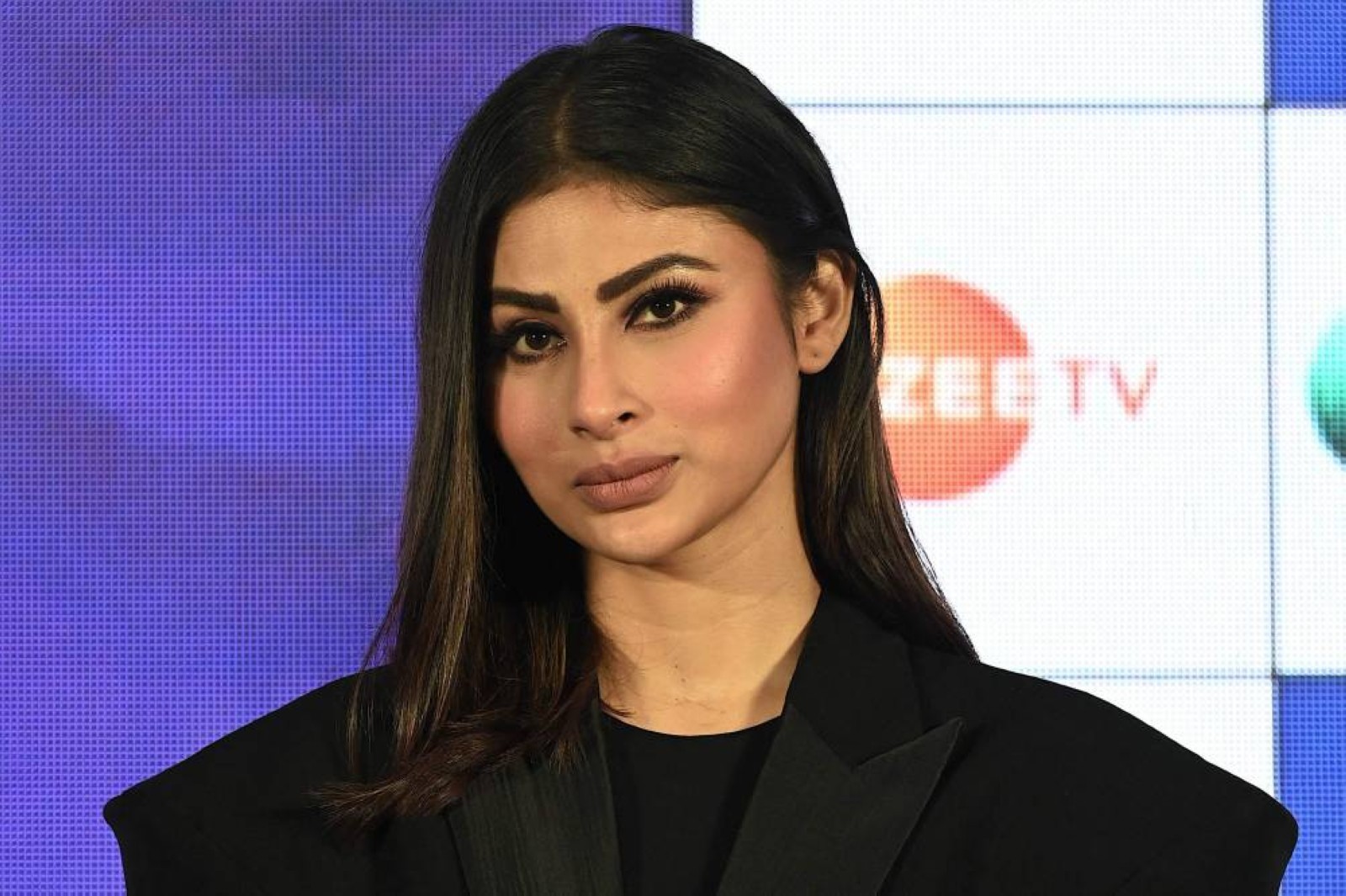 Mouni Roy celebrates the wrap of 'Salakaar,' cuts cake with her team