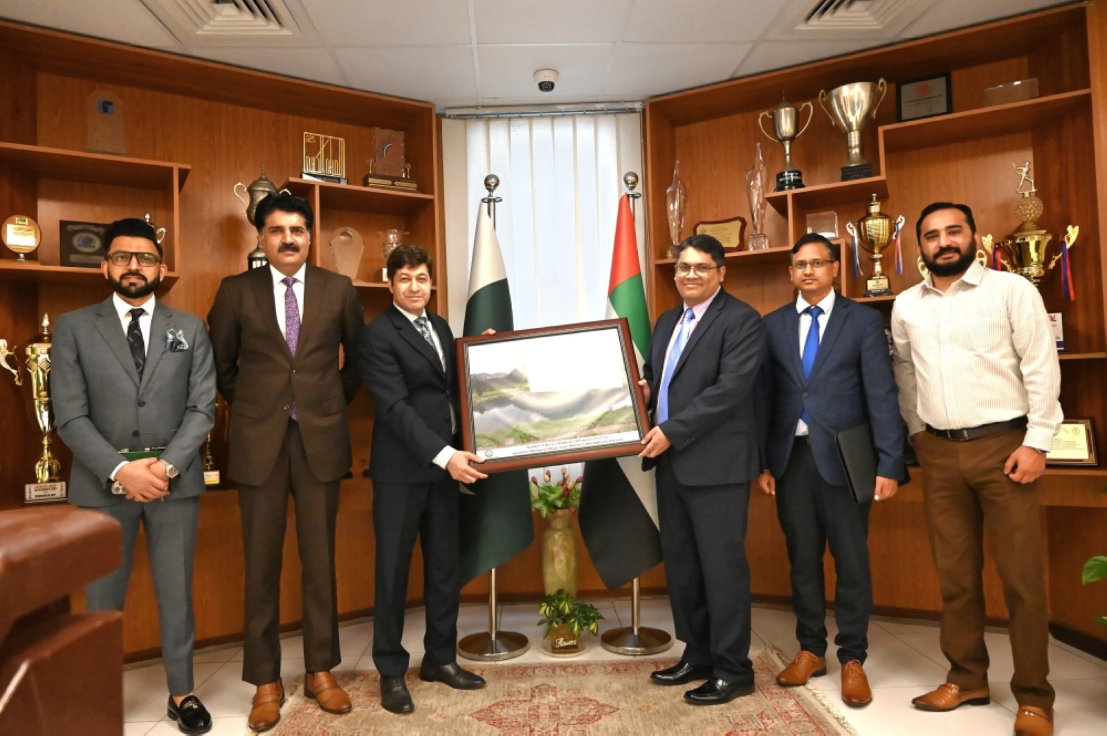 Pak, Bangla Consuls General talk relations