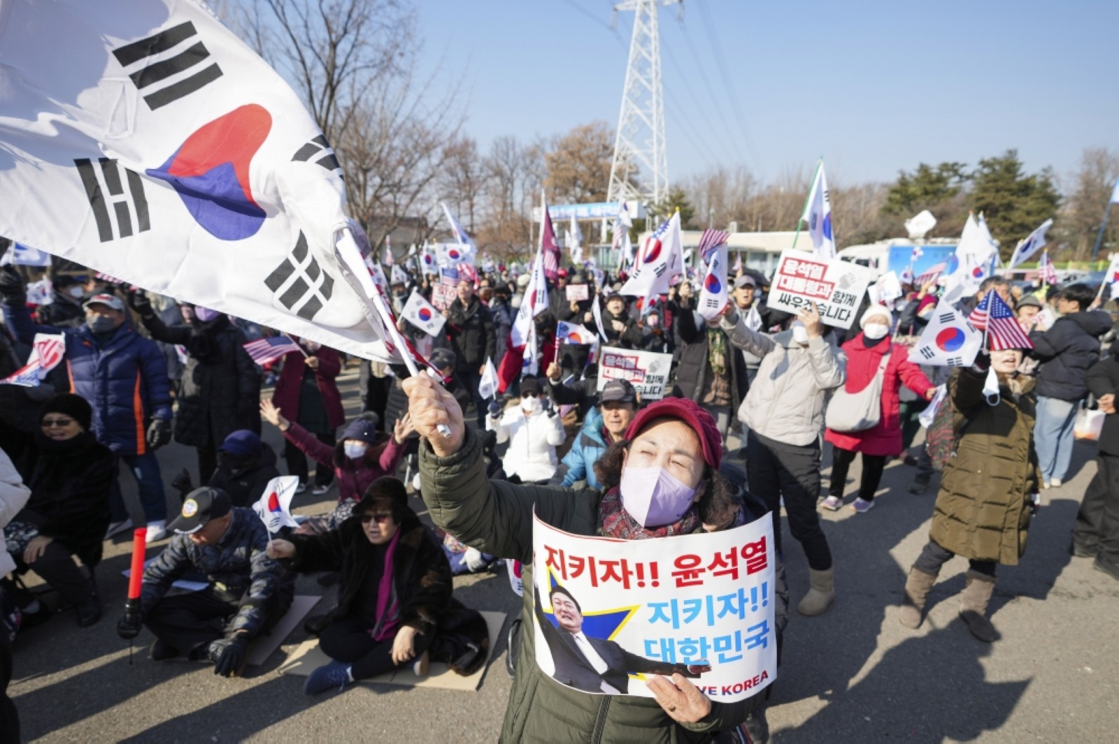 Investigators request court to extend Yoon’s detention