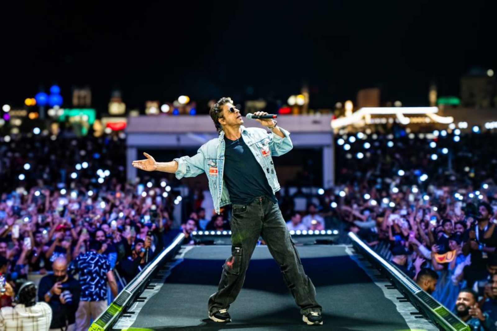 Shah Rukh Khan to set a million hearts on fire in Dubai gig