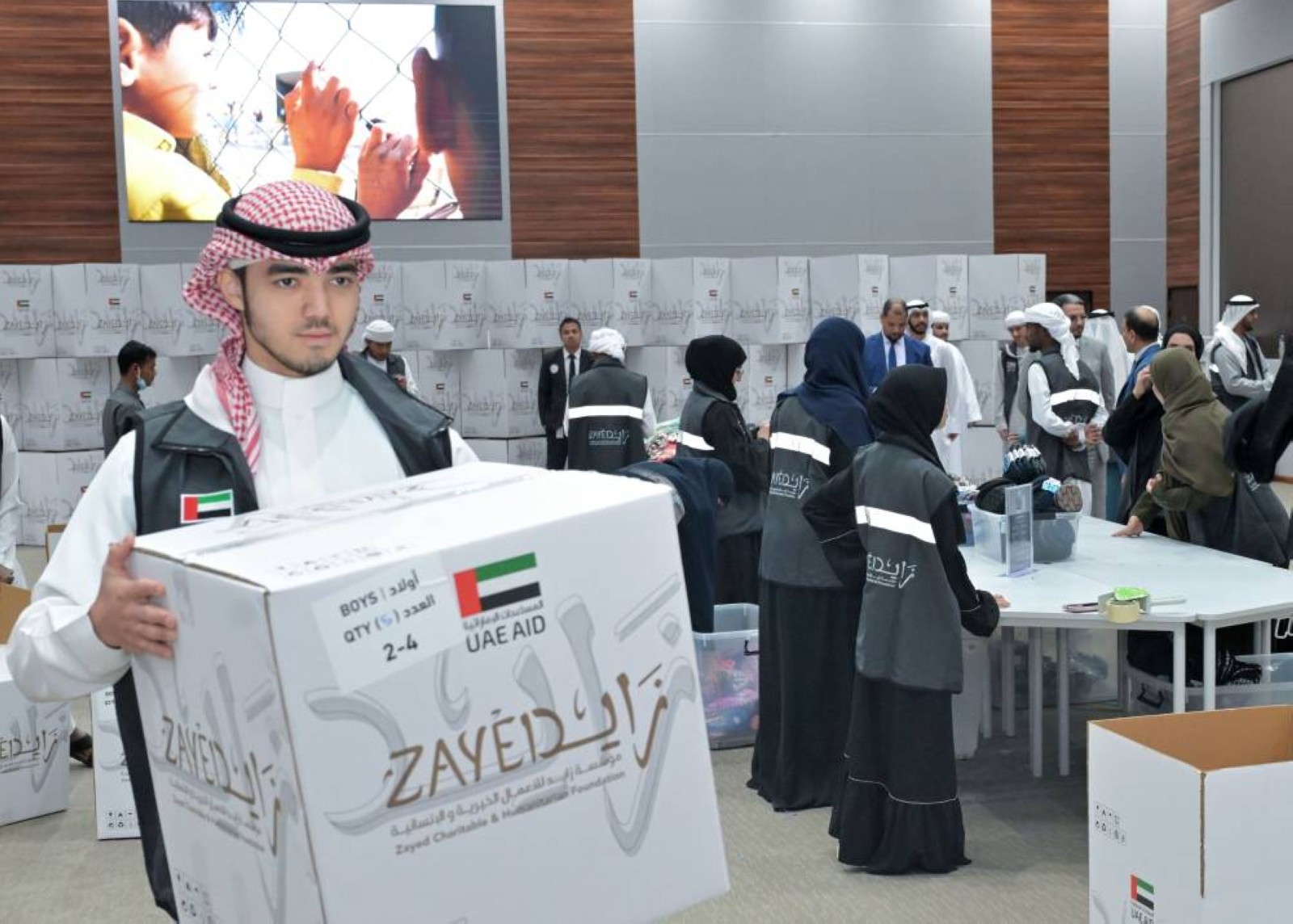 Zayed Foundation packs 3,000 winter aid kits for Gaza