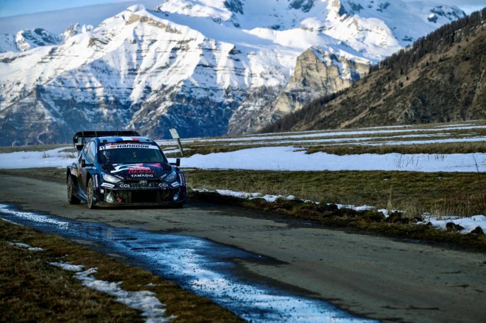 Veteran Ogier roars into Monte Carlo Rally lead