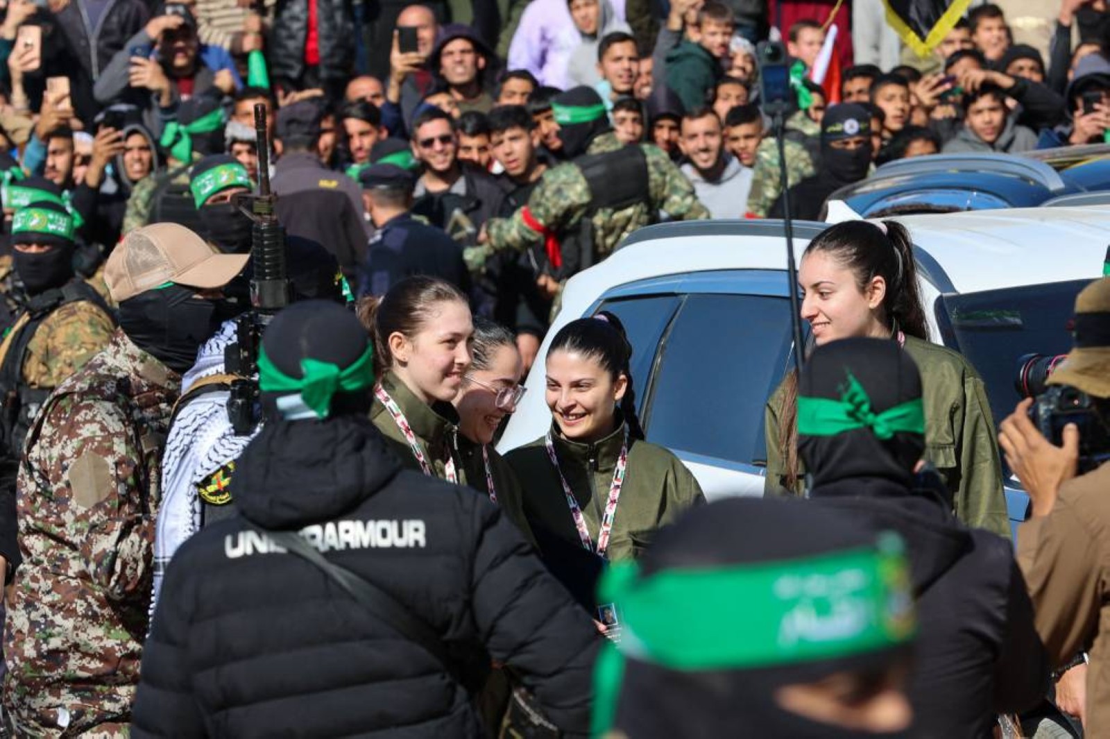 Hamas frees 4 female Israeli soldiers in exchange for 200 Palestinian prisoners