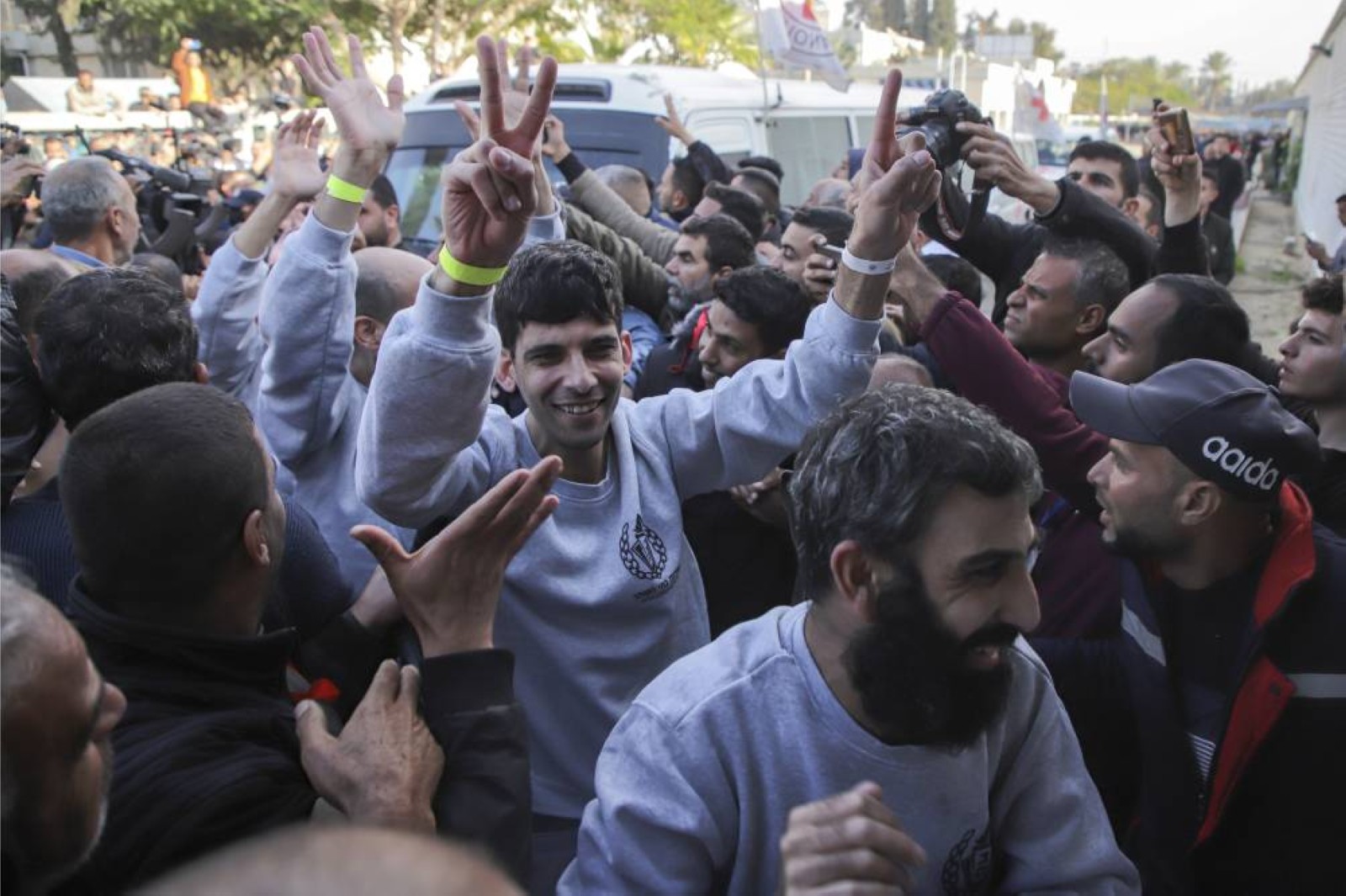 Crowds cheer, families hug as Palestinian prisoners released