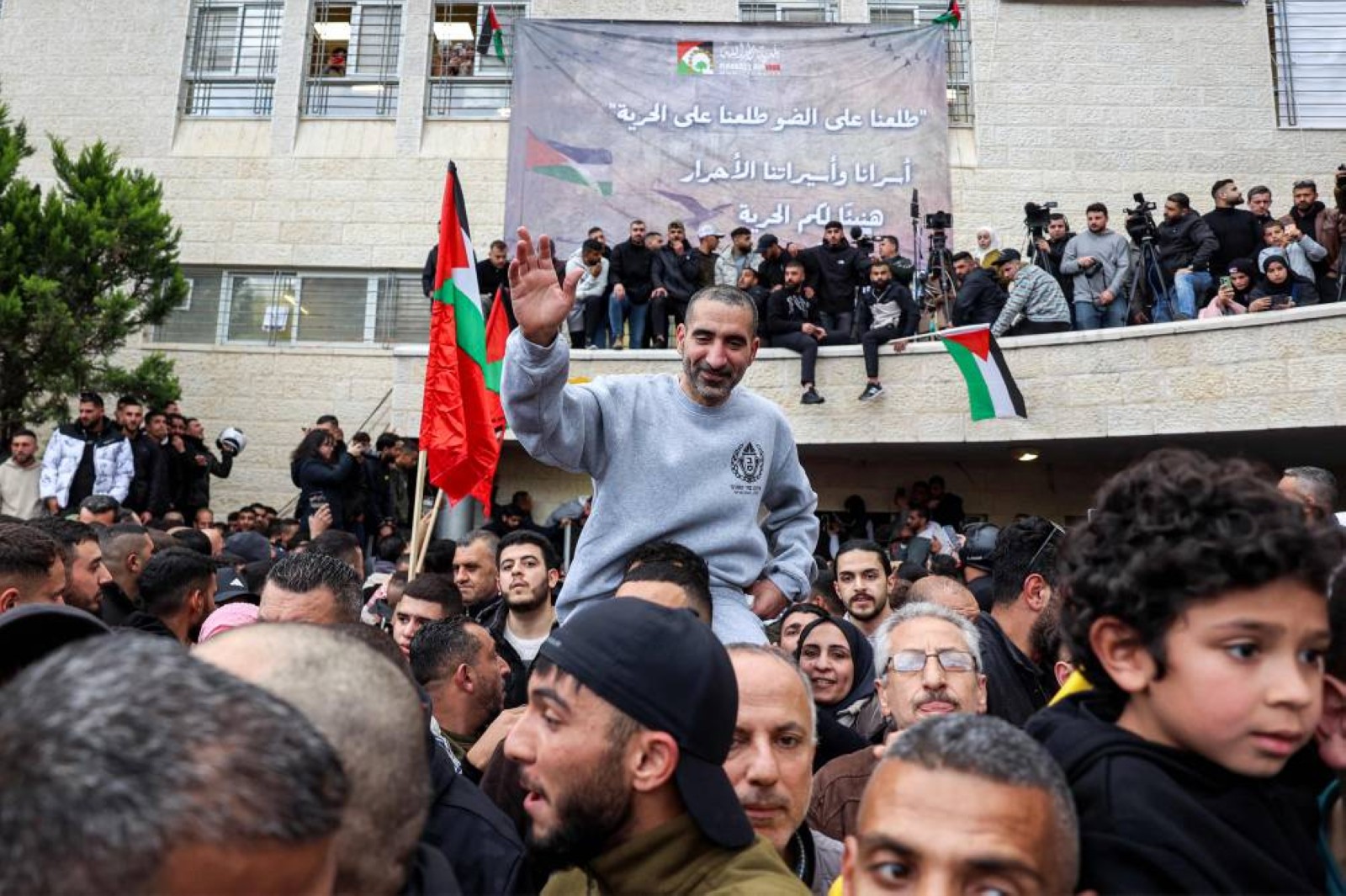 Crowds cheer, families hug as Palestinian prisoners released