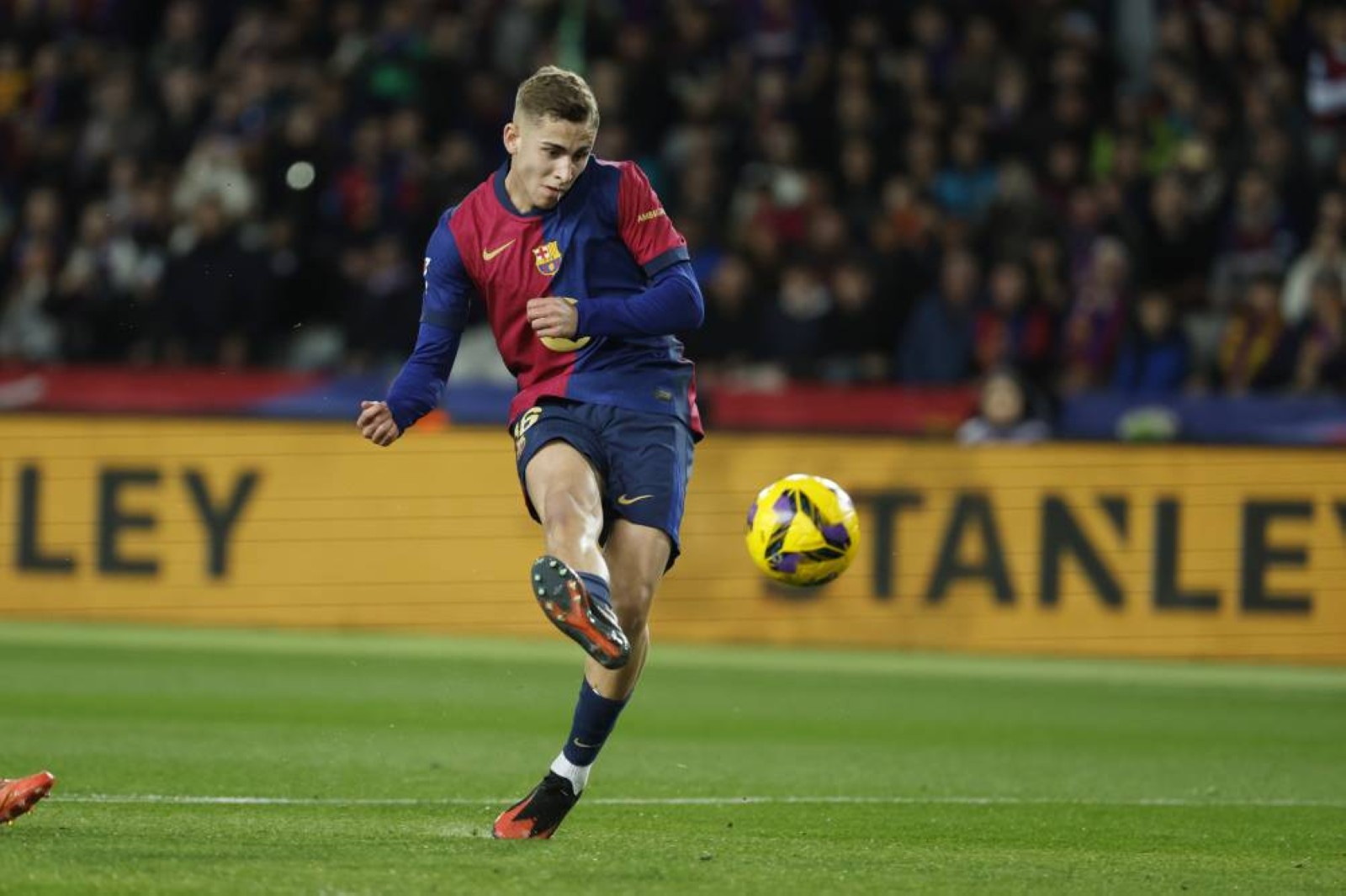 Barca hit seven past Valencia to restore Spanish League push