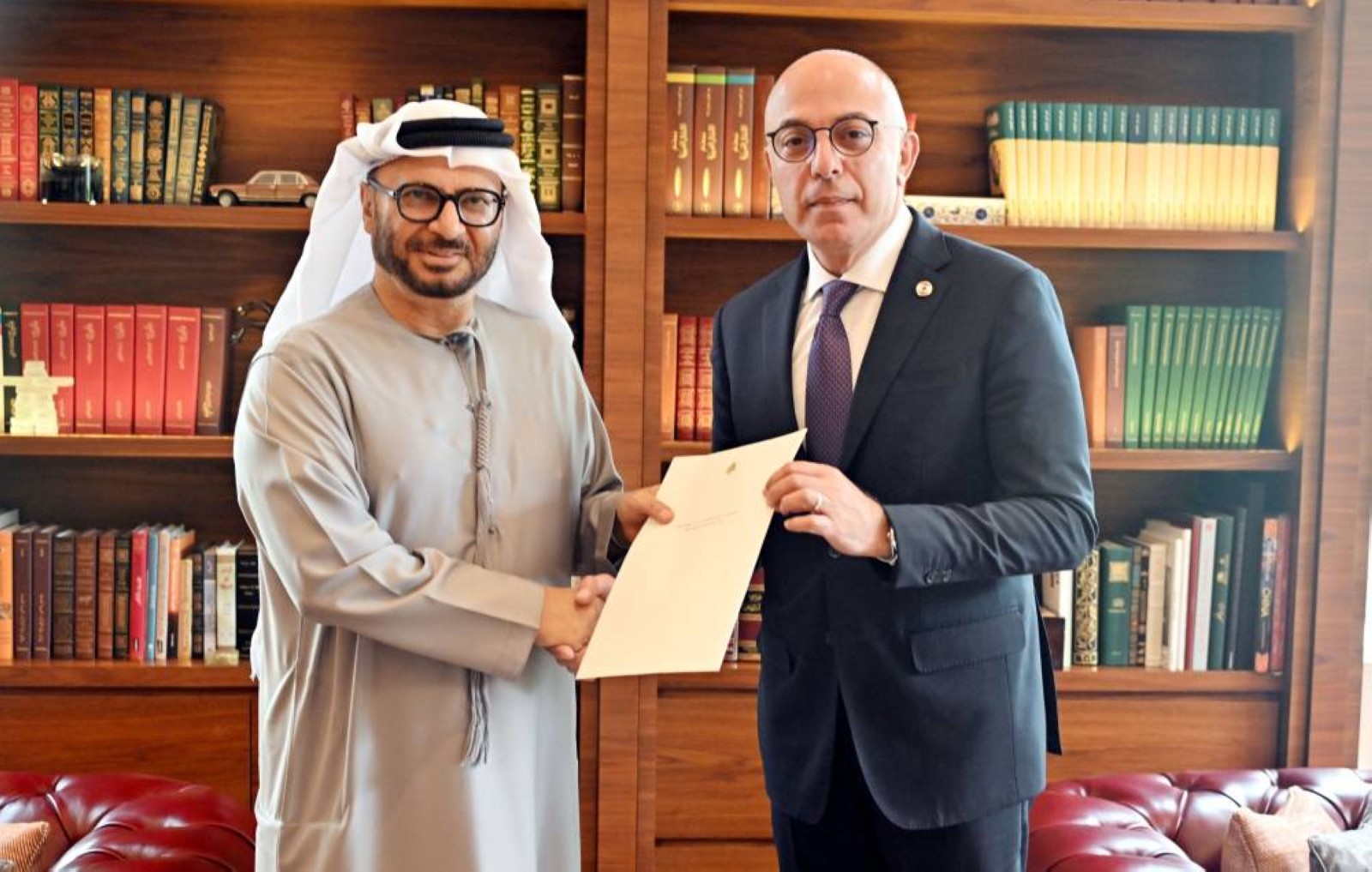 Sheikh Mohamed receives written message from Aoun