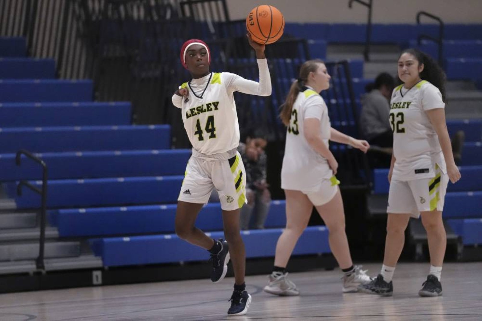 One-armed basketball player makes women's Division III history with basket