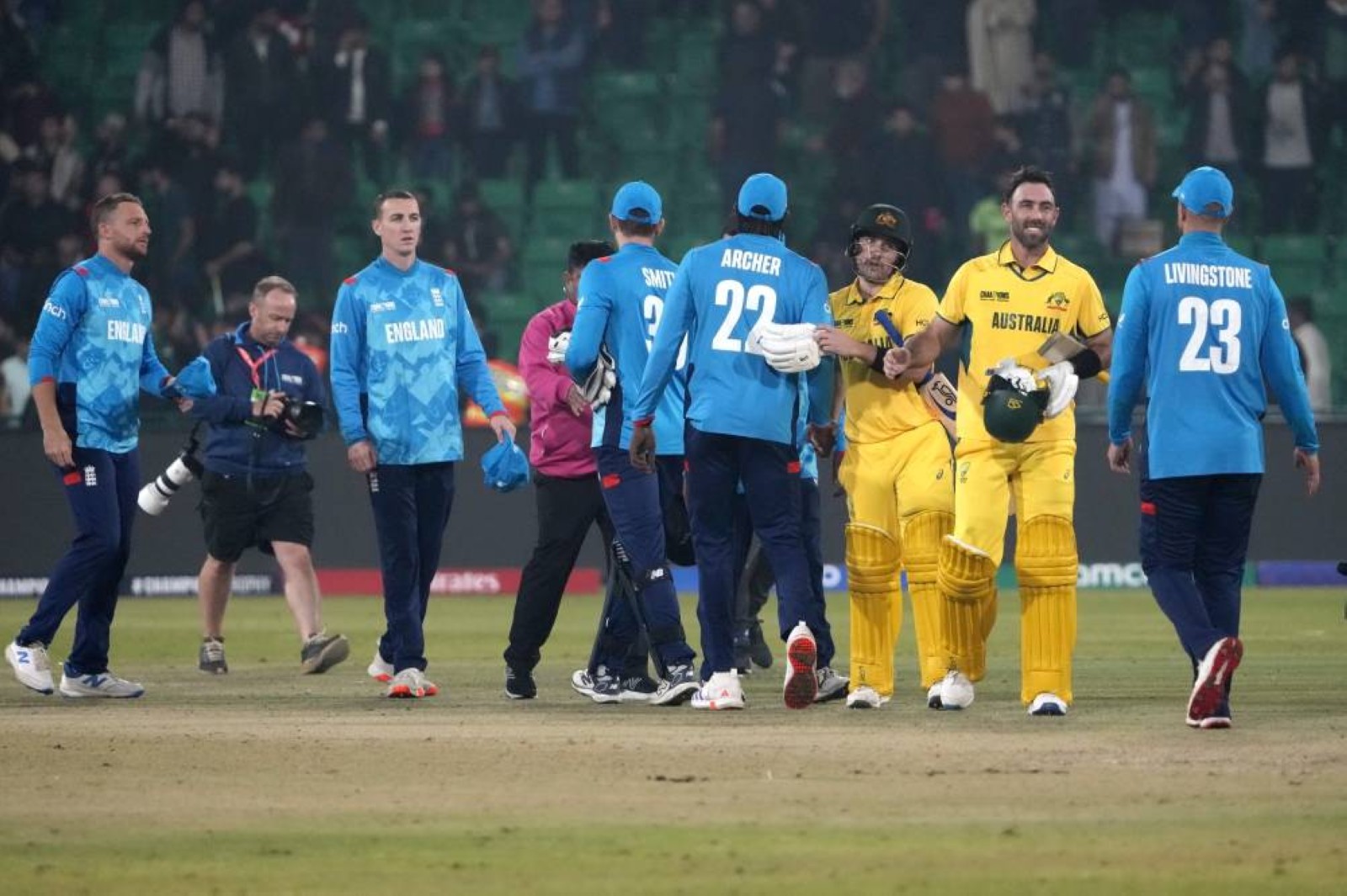 Inglis trumps Duckett as Australia defeat England in record chase