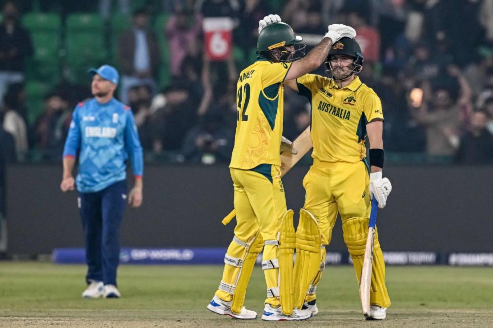 Inglis trumps Duckett as Australia defeat England in record chase