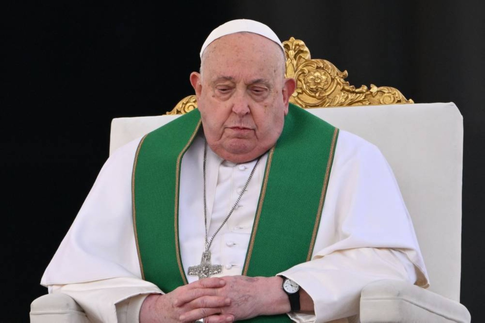 Pope Francis in critical condition after long respiratory crisis, requiring oxygen at high flow