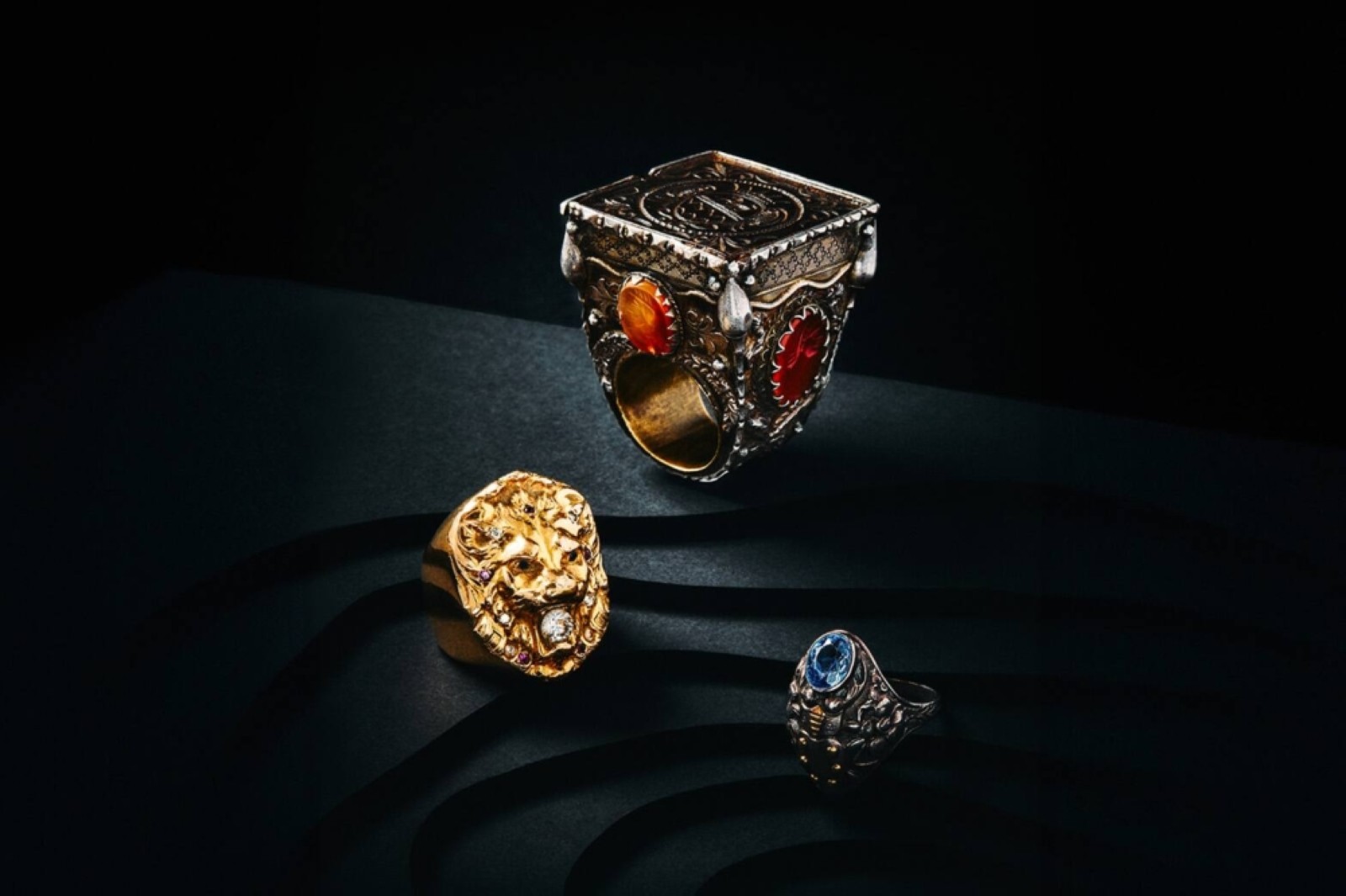 Shine of jewellery in shrine of education: AUS, L’ÉCOLE ally
