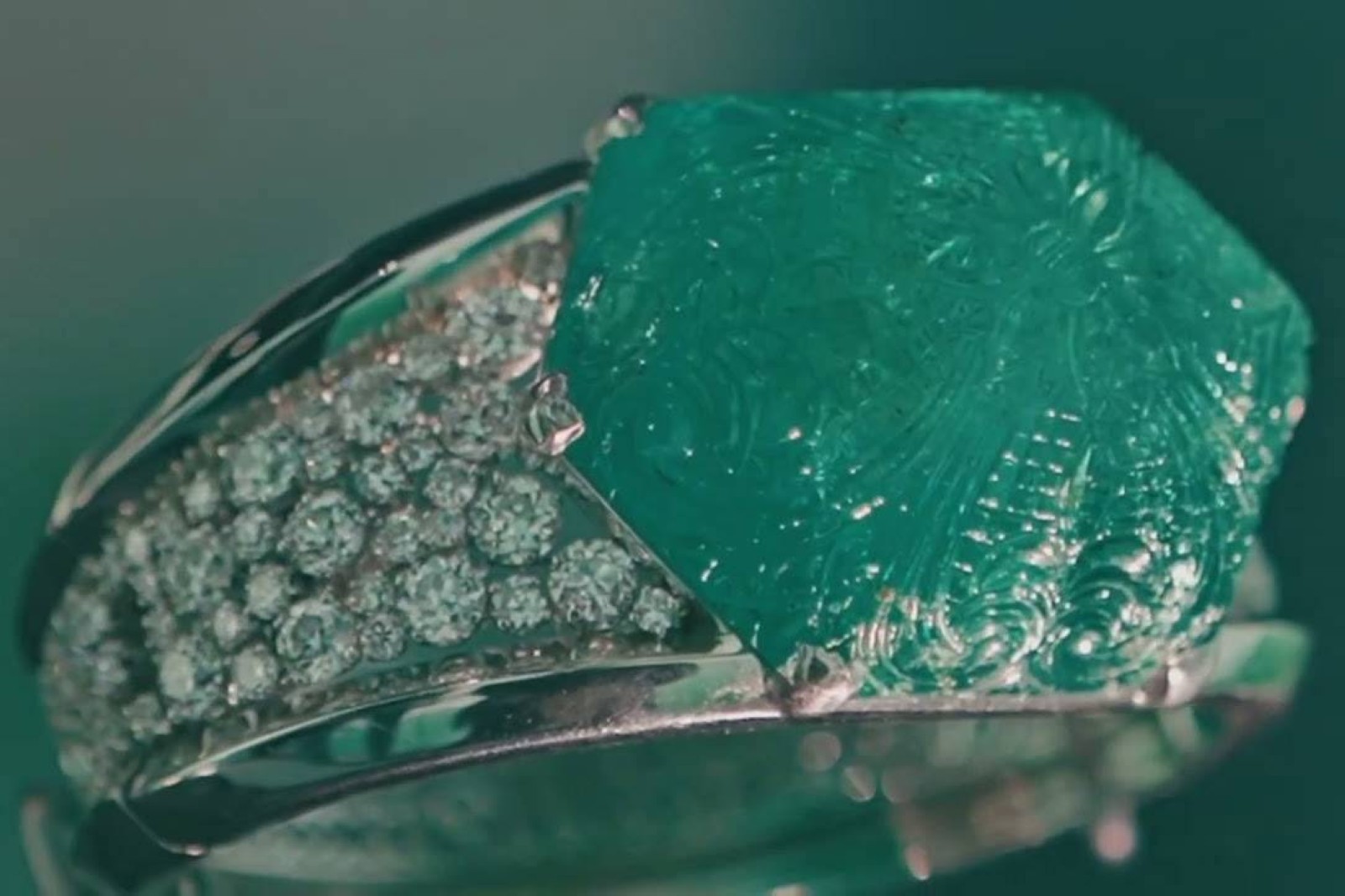 Shine of jewellery in shrine of education: AUS, L’ÉCOLE ally