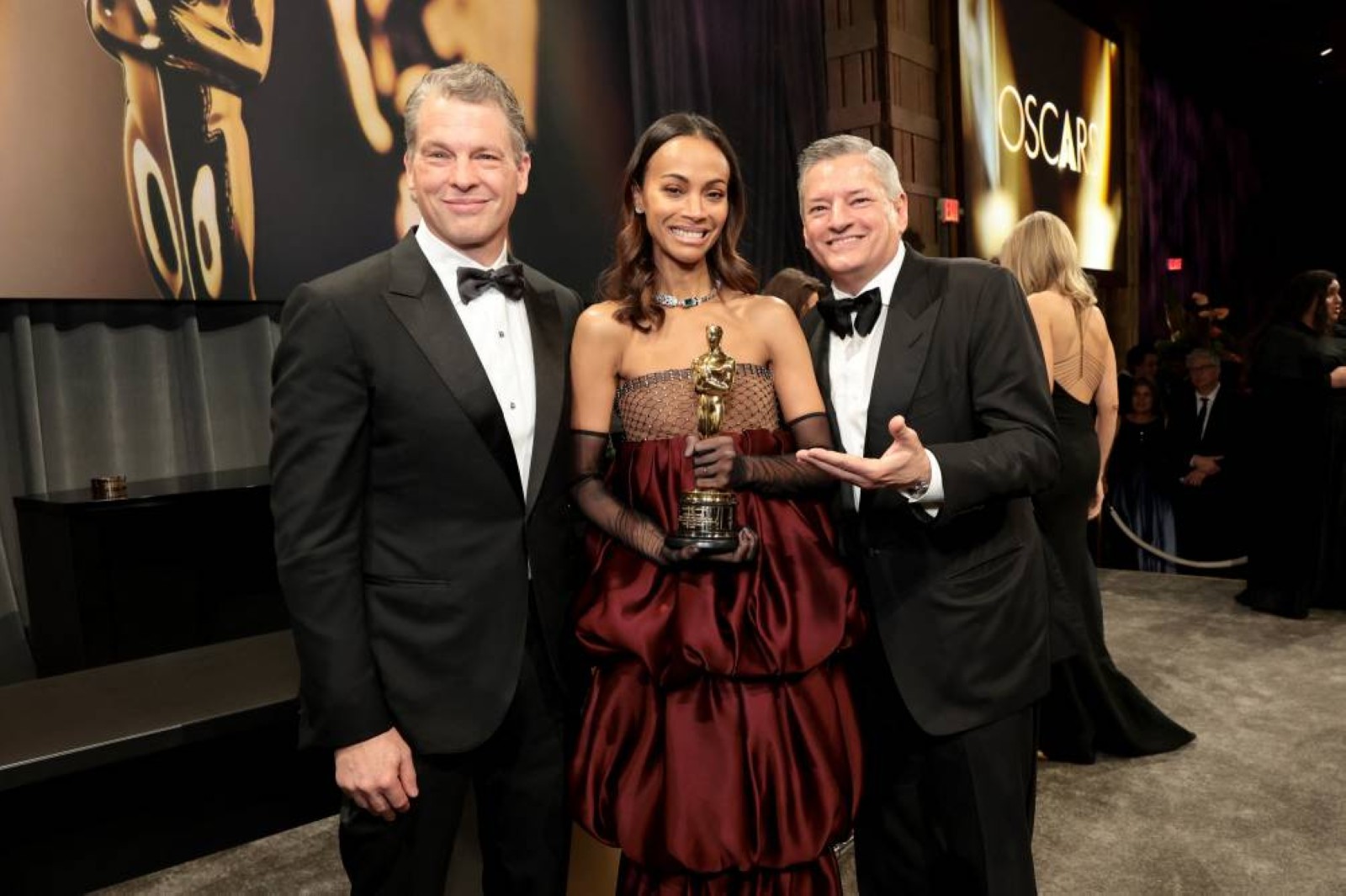 Zoe Salda&ntilde;a wins first Oscar as best supporting actress in 'Emilia P&eacute;rez'