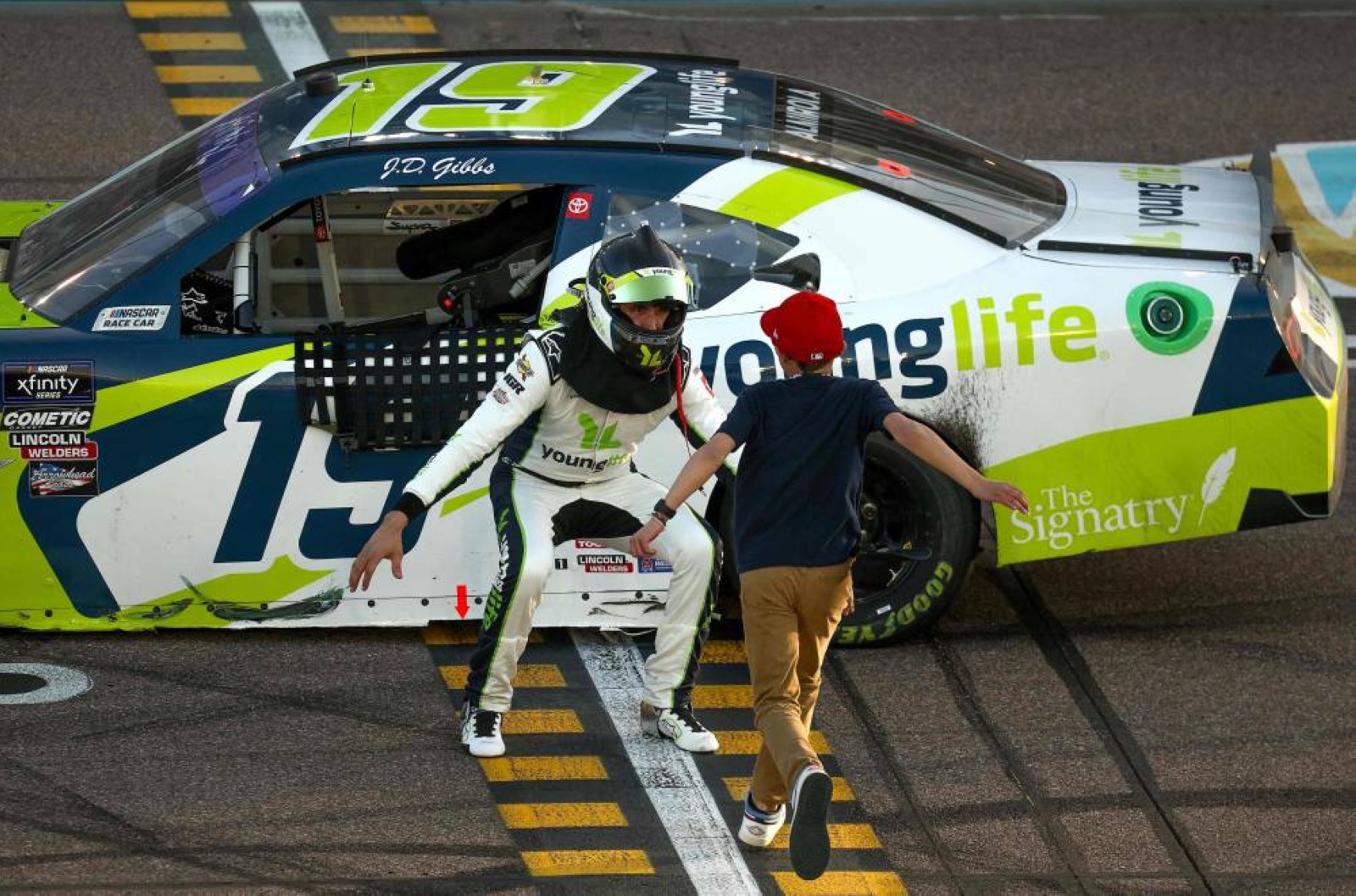 Aric Almirola edges Alex Bowman to win at Phoenix