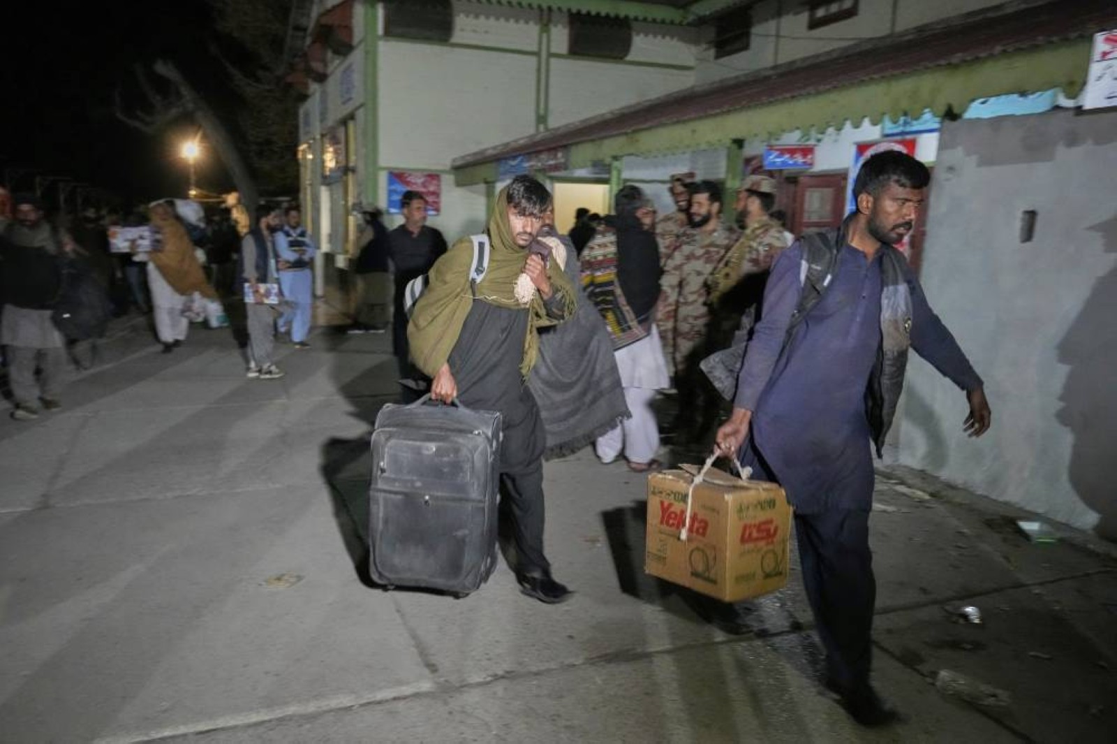 Pakistan train hijack hostages end ordeal with arrival in Quetta city
