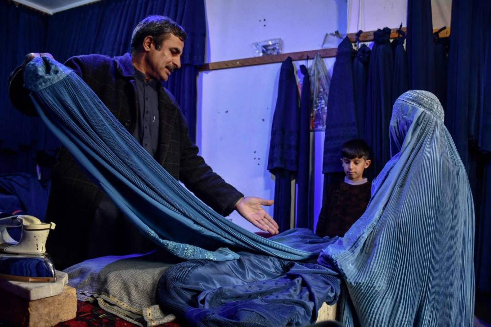 New generation of Afghan women shift from burqa