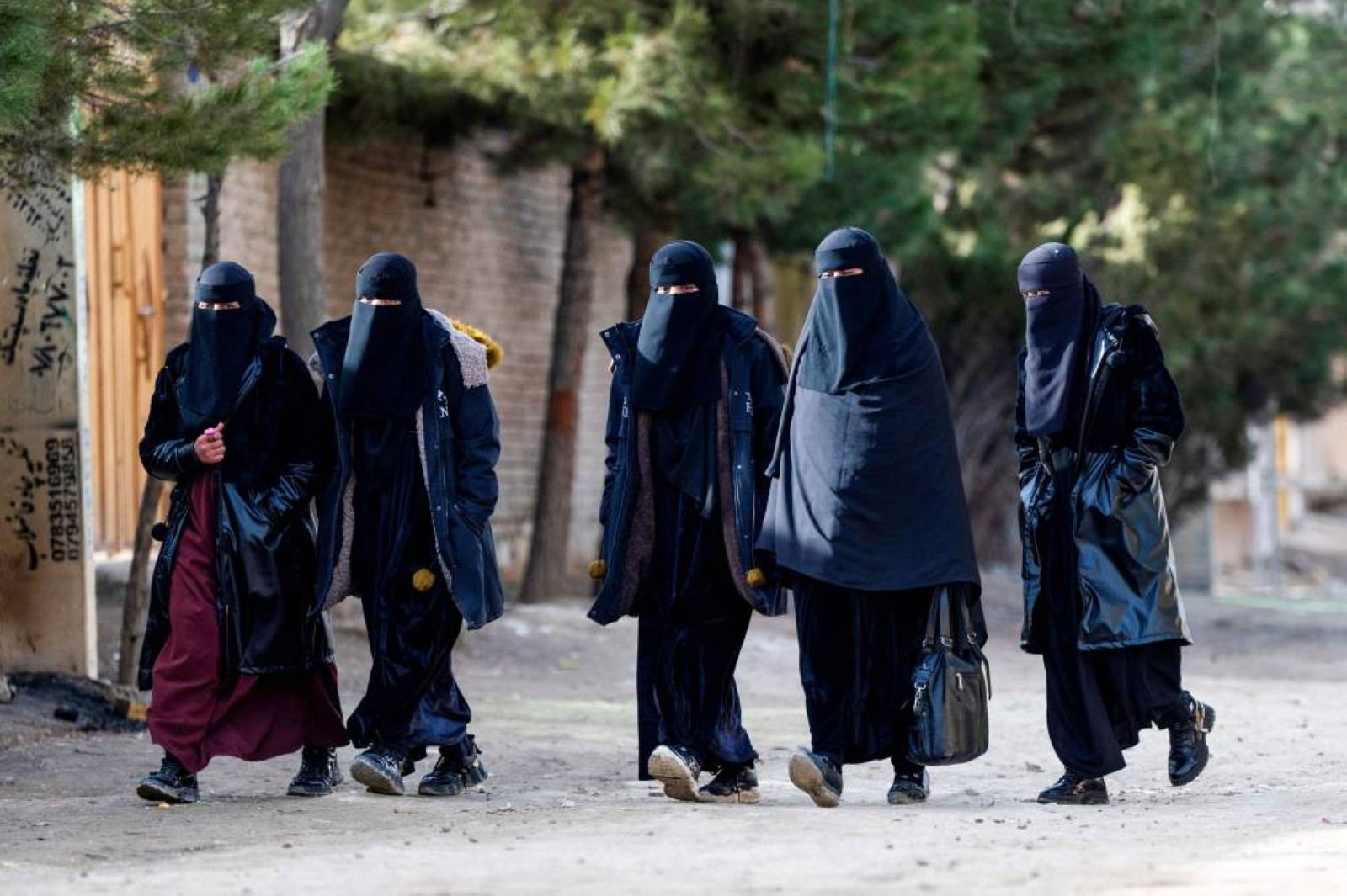 New generation of Afghan women shift from burqa