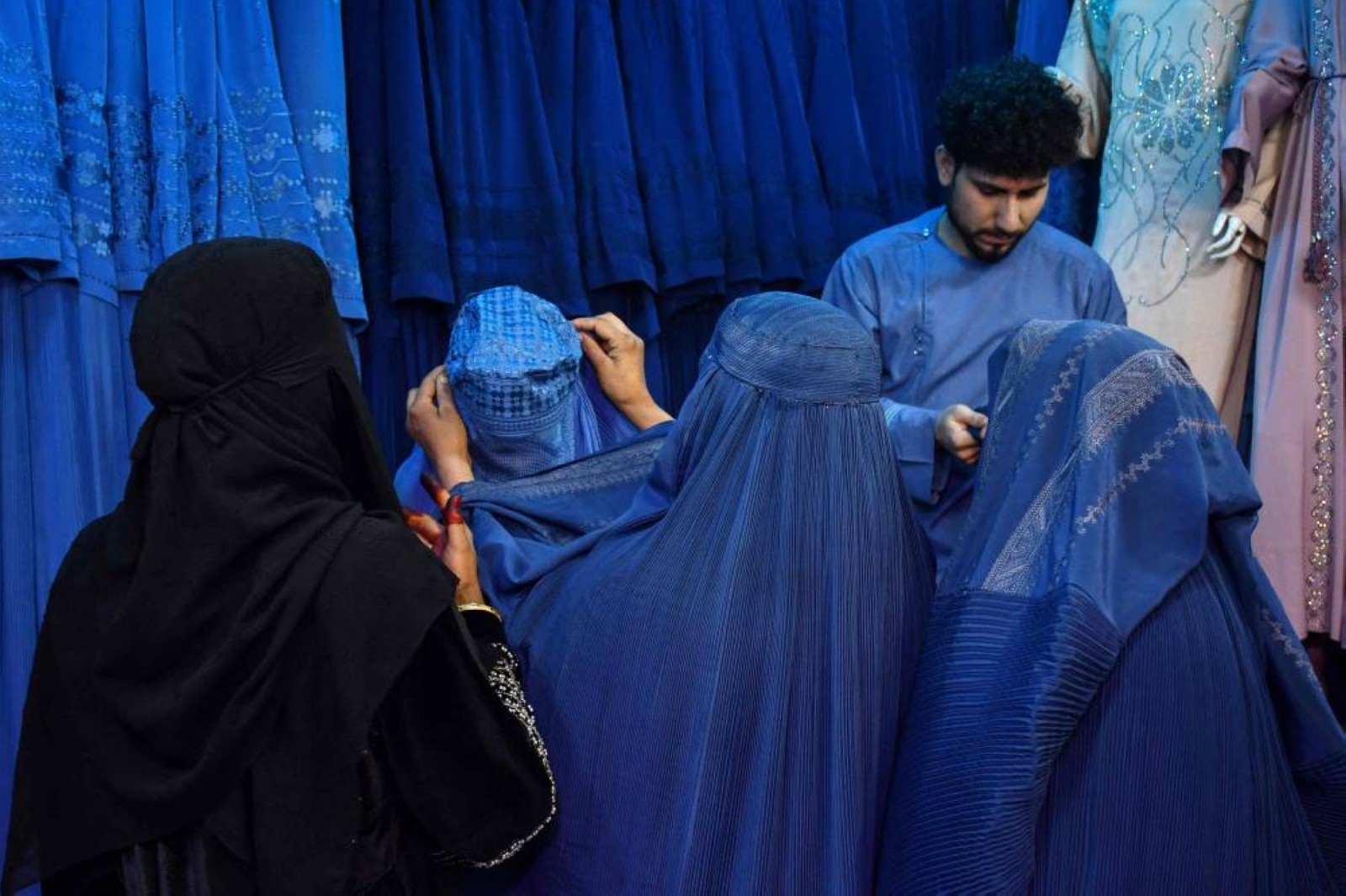 New generation of Afghan women shift from burqa