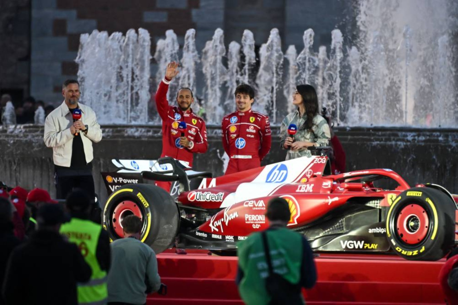 Hamilton claims sprint race for his 1st Ferrari victory, Piastri takes pole  at Chinese F1 GP