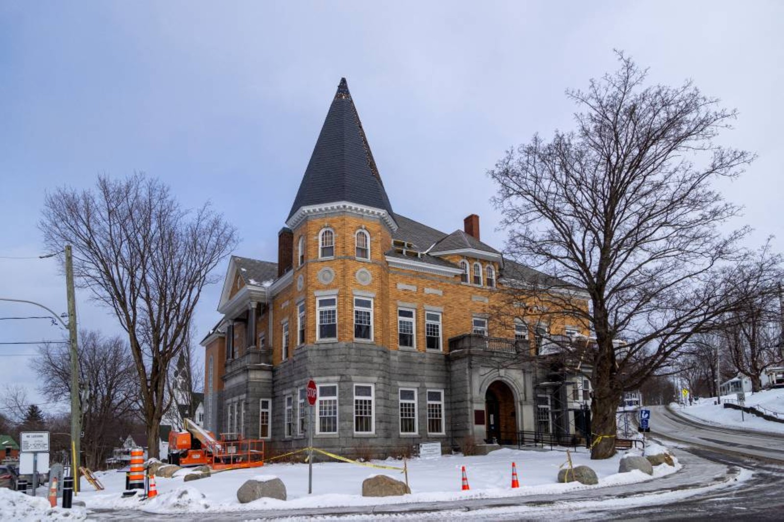 This library is unique, it straddles the America-Canada border