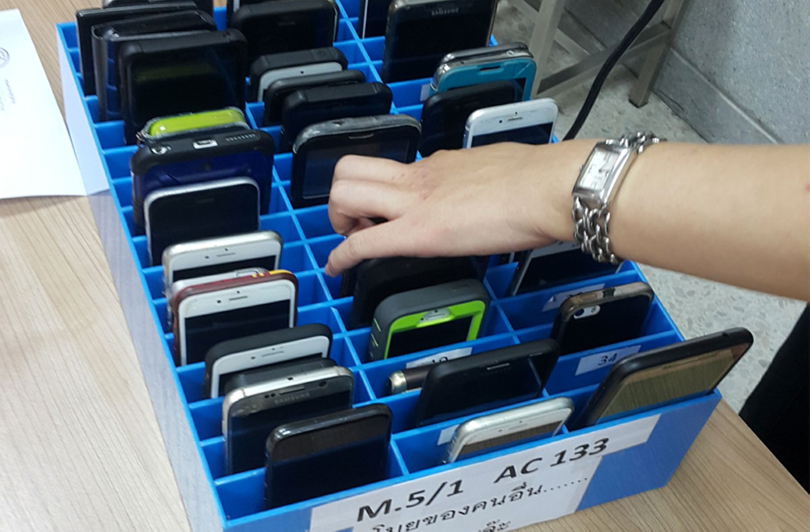 Dubai court fines two people Dhs211,000 for stealing with 48 mobile phones