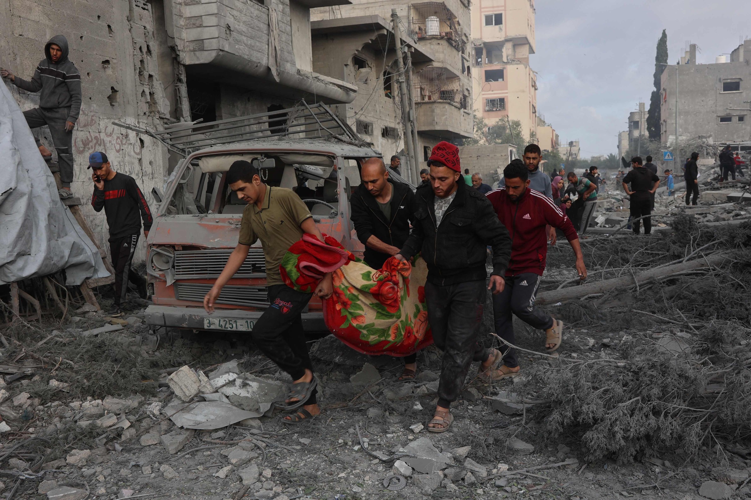 Israeli strikes kill 17 from same family as troops enter Gaza's north