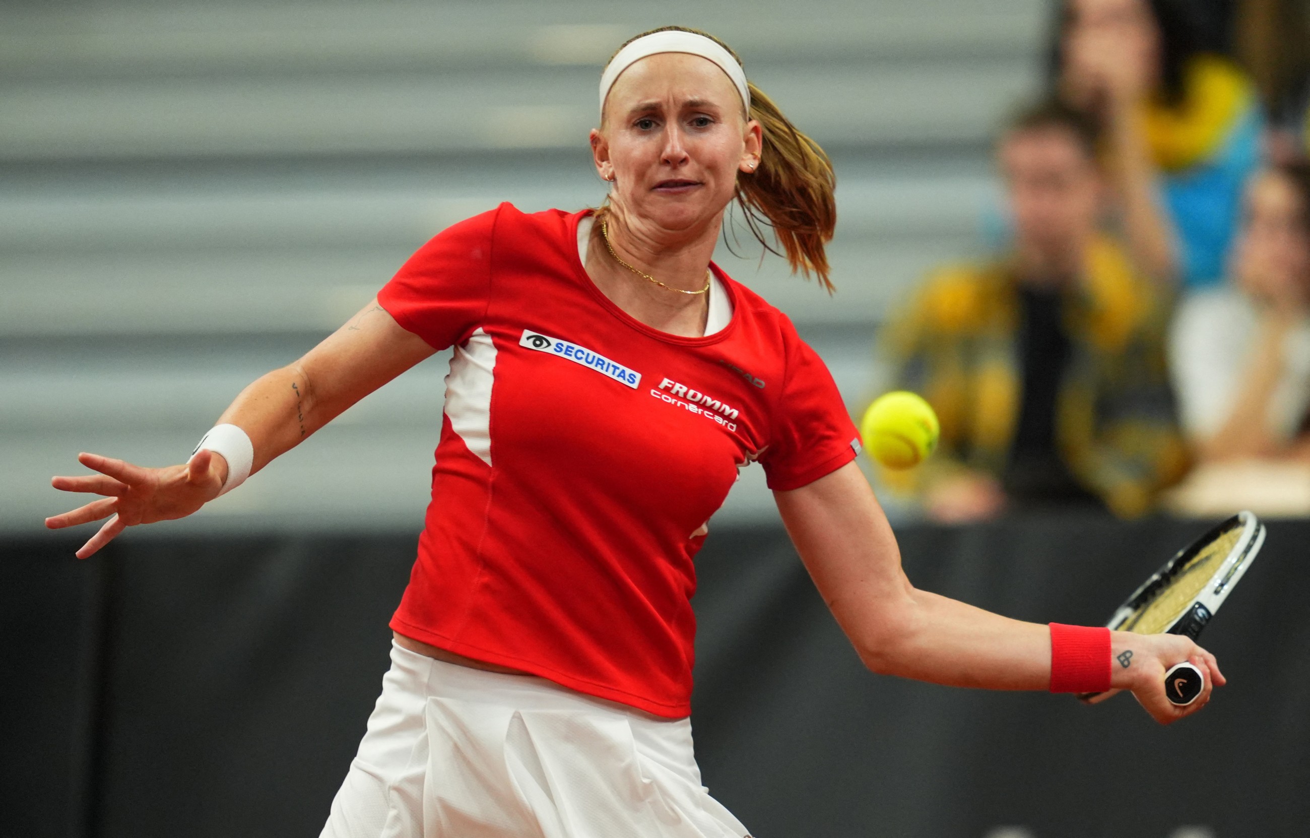 Superb Svitolina stuns sluggish Swiss, seals Shenzhen spot
