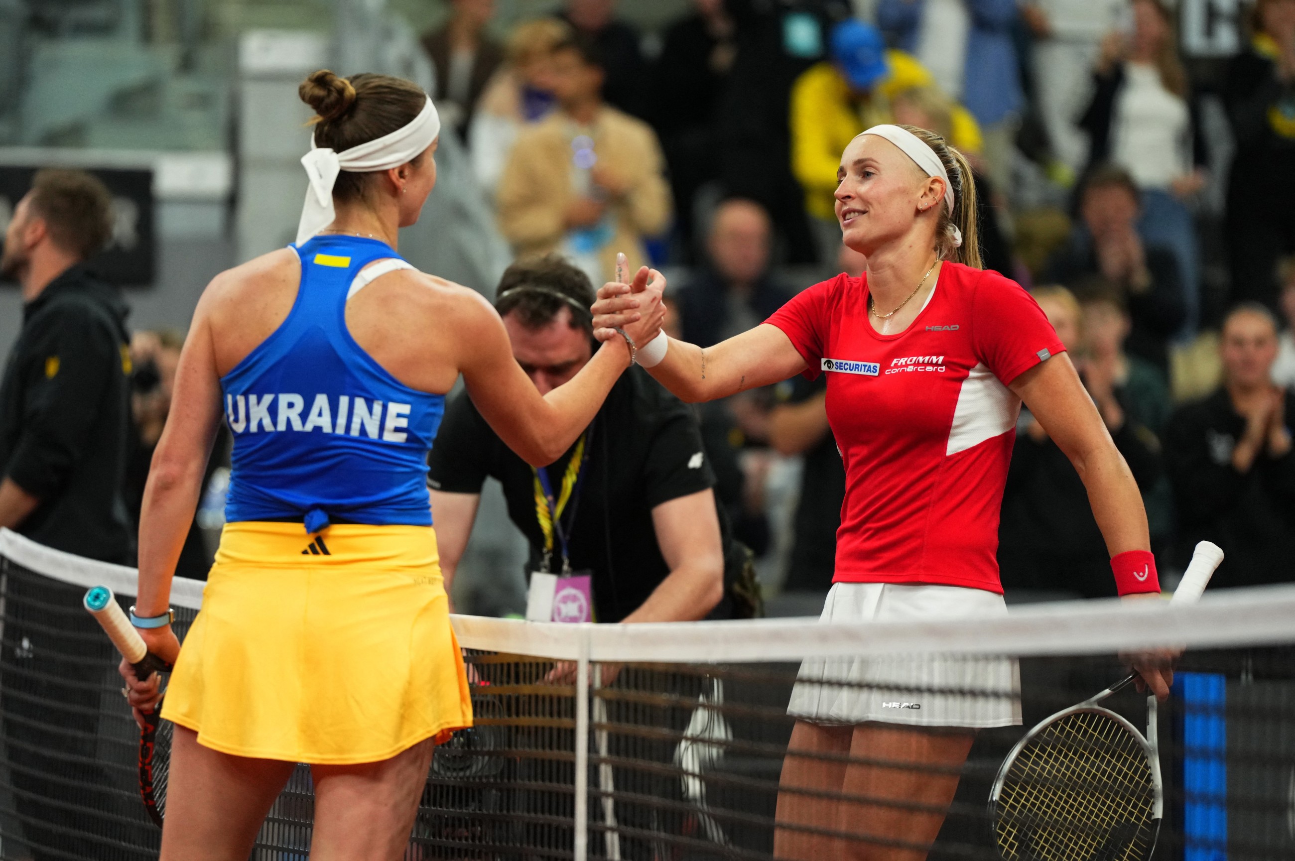 Superb Svitolina stuns sluggish Swiss, seals Shenzhen spot