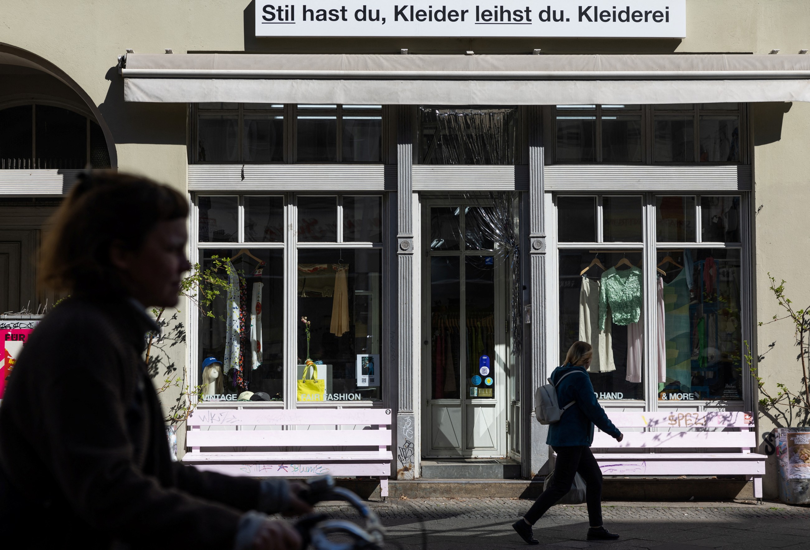 As economy stalls, Germany struggles to get consumers spending
