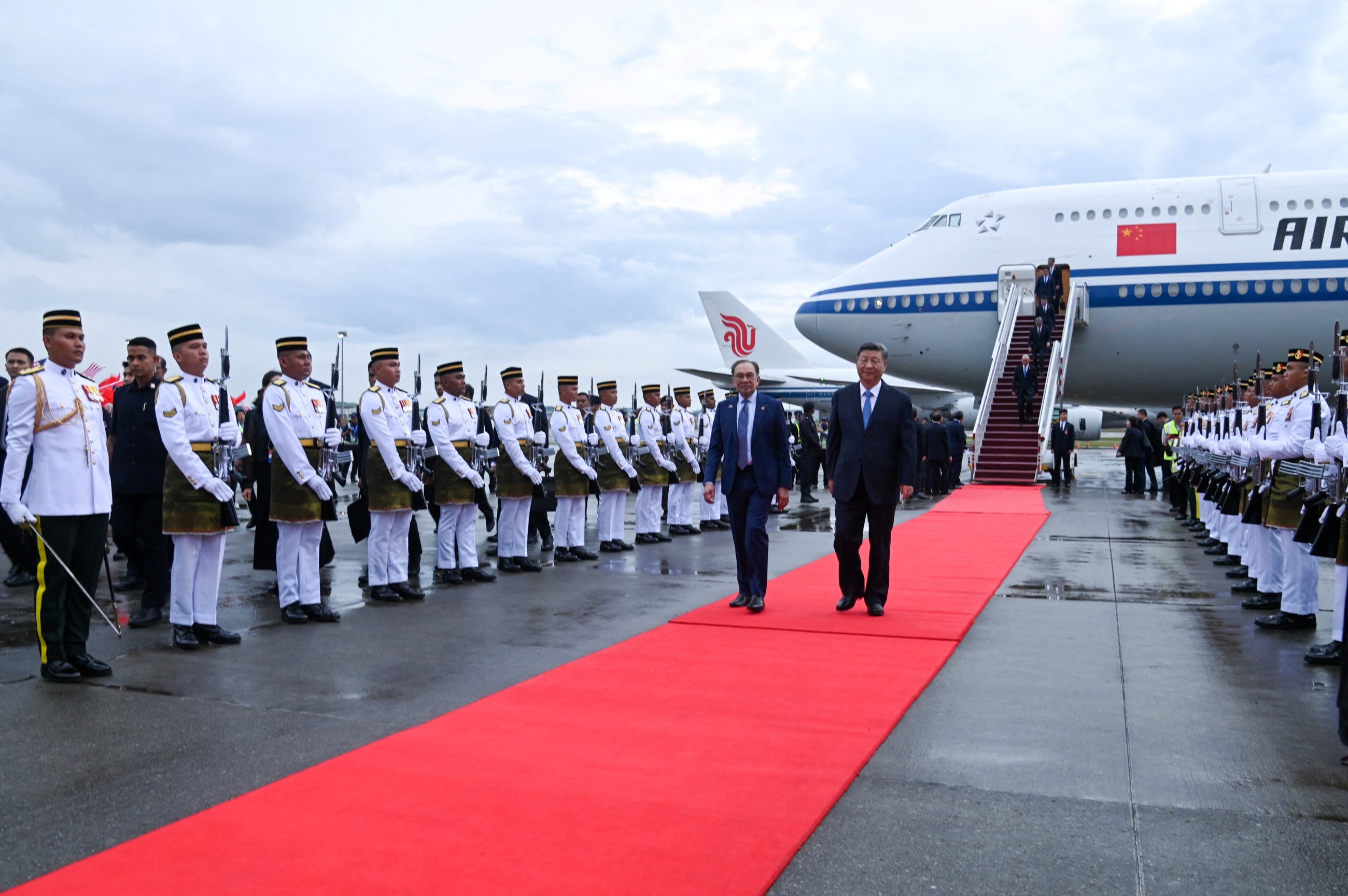 Xi begins Malaysia visit in shadow of Trump tariffs
