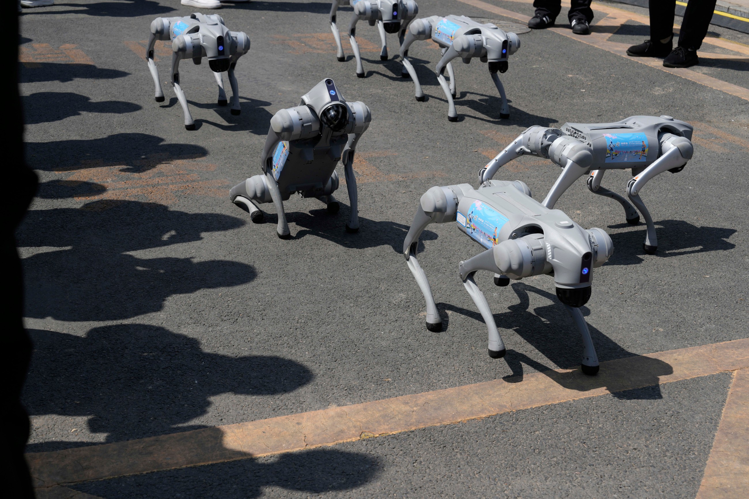 21 robots join thousands of real human beings in Chinese half-marathon