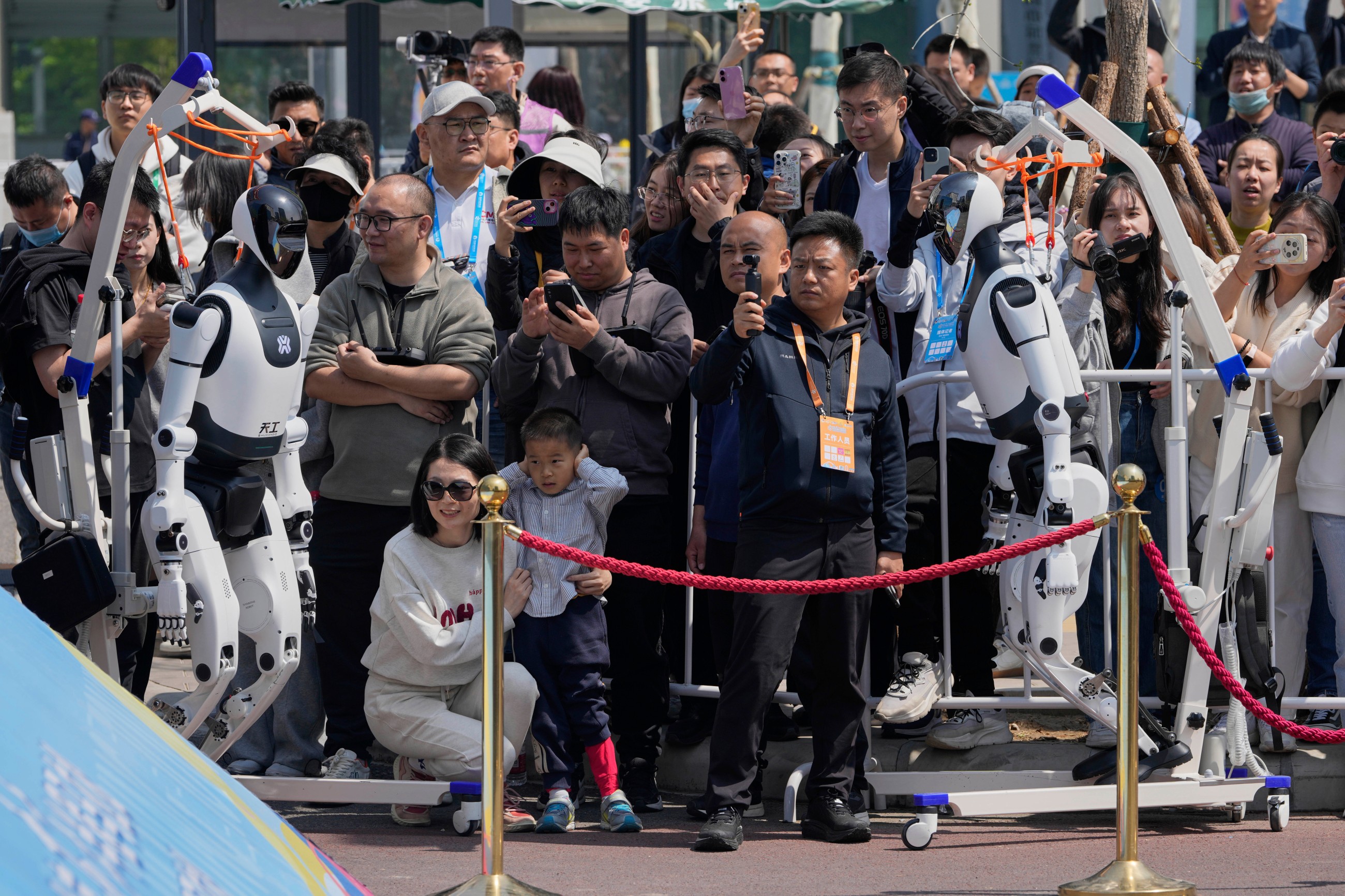 21 robots join thousands of real human beings in Chinese half-marathon