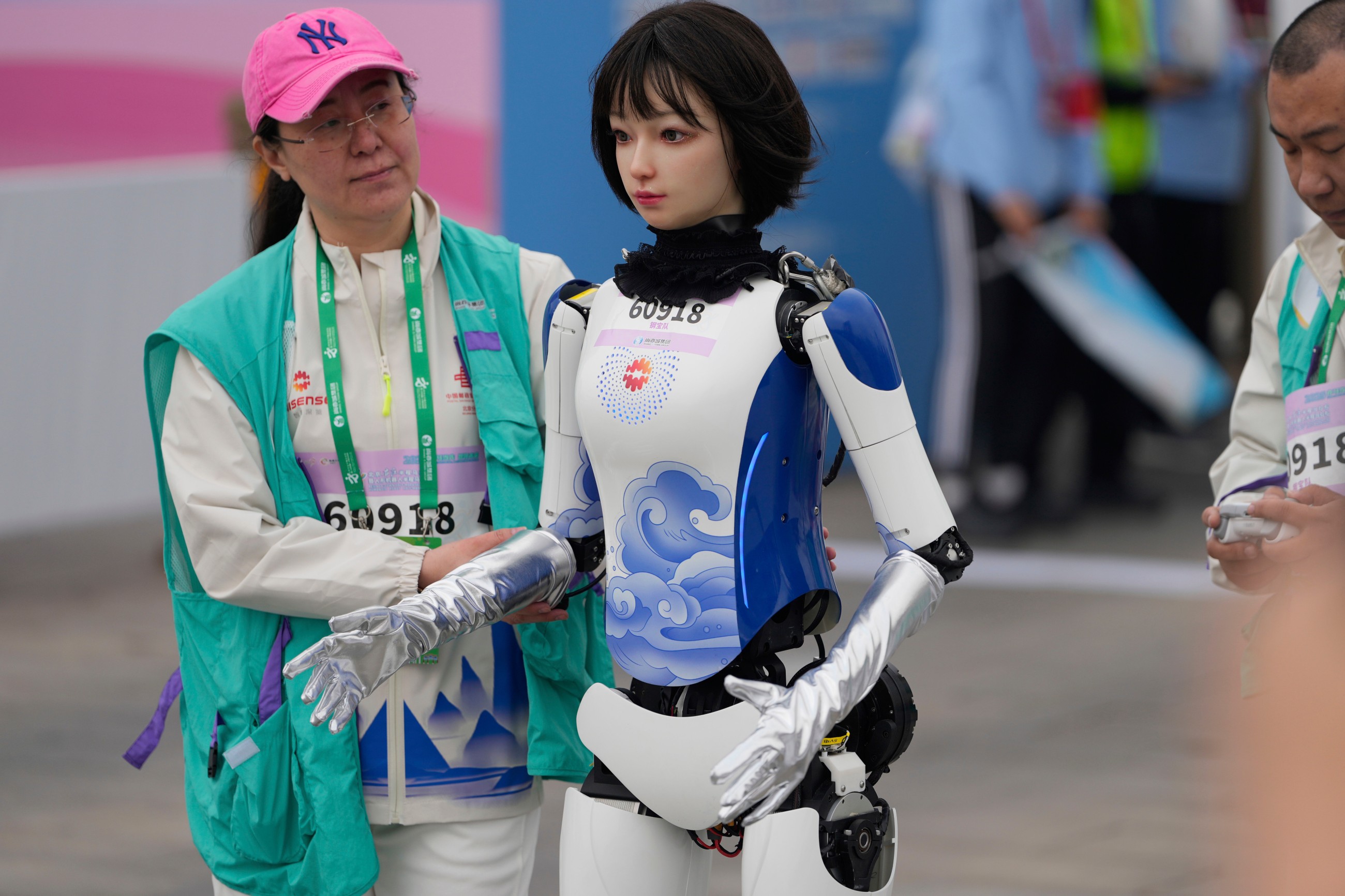 21 robots join thousands of real human beings in Chinese half-marathon