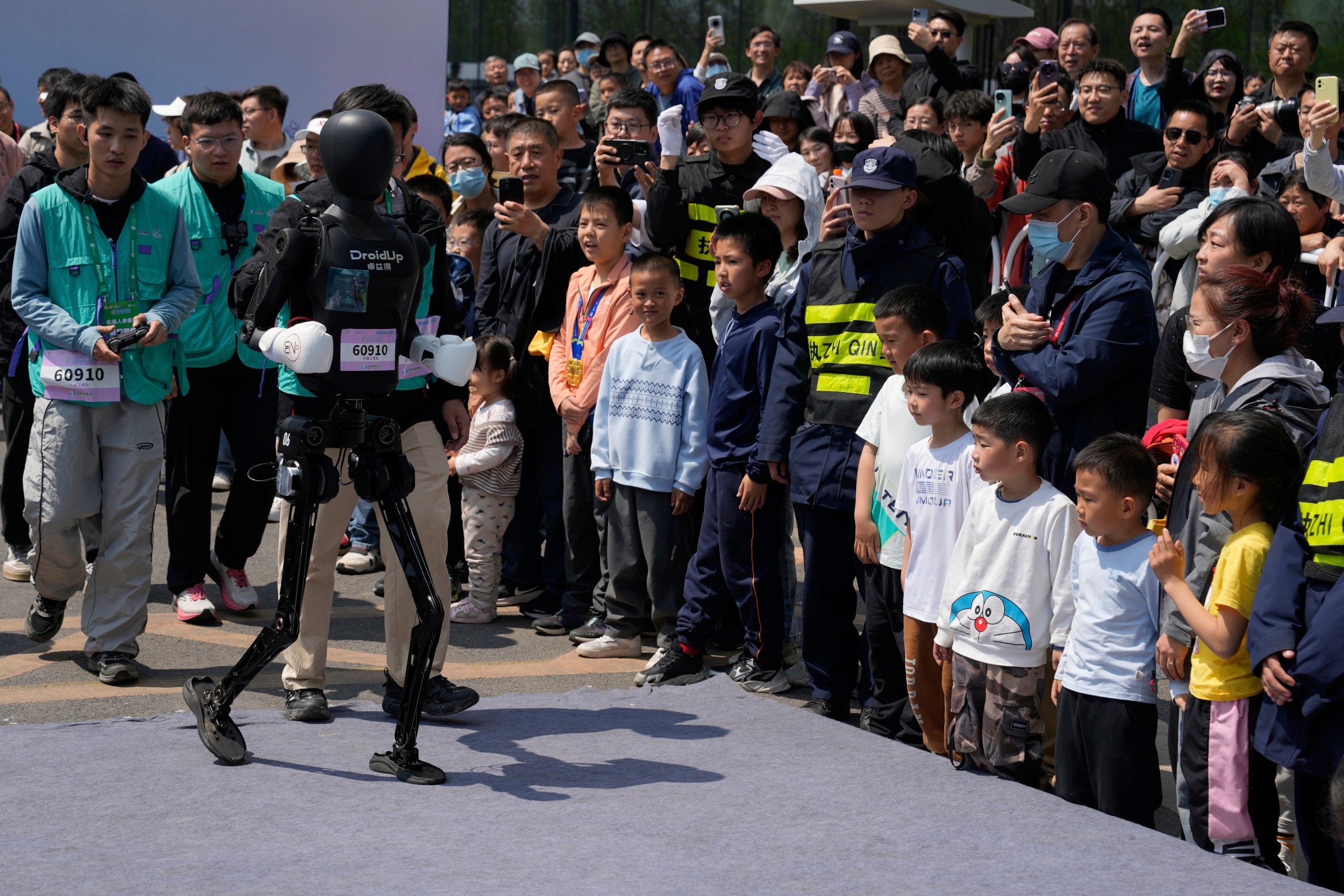 21 robots join thousands of real human beings in Chinese half-marathon