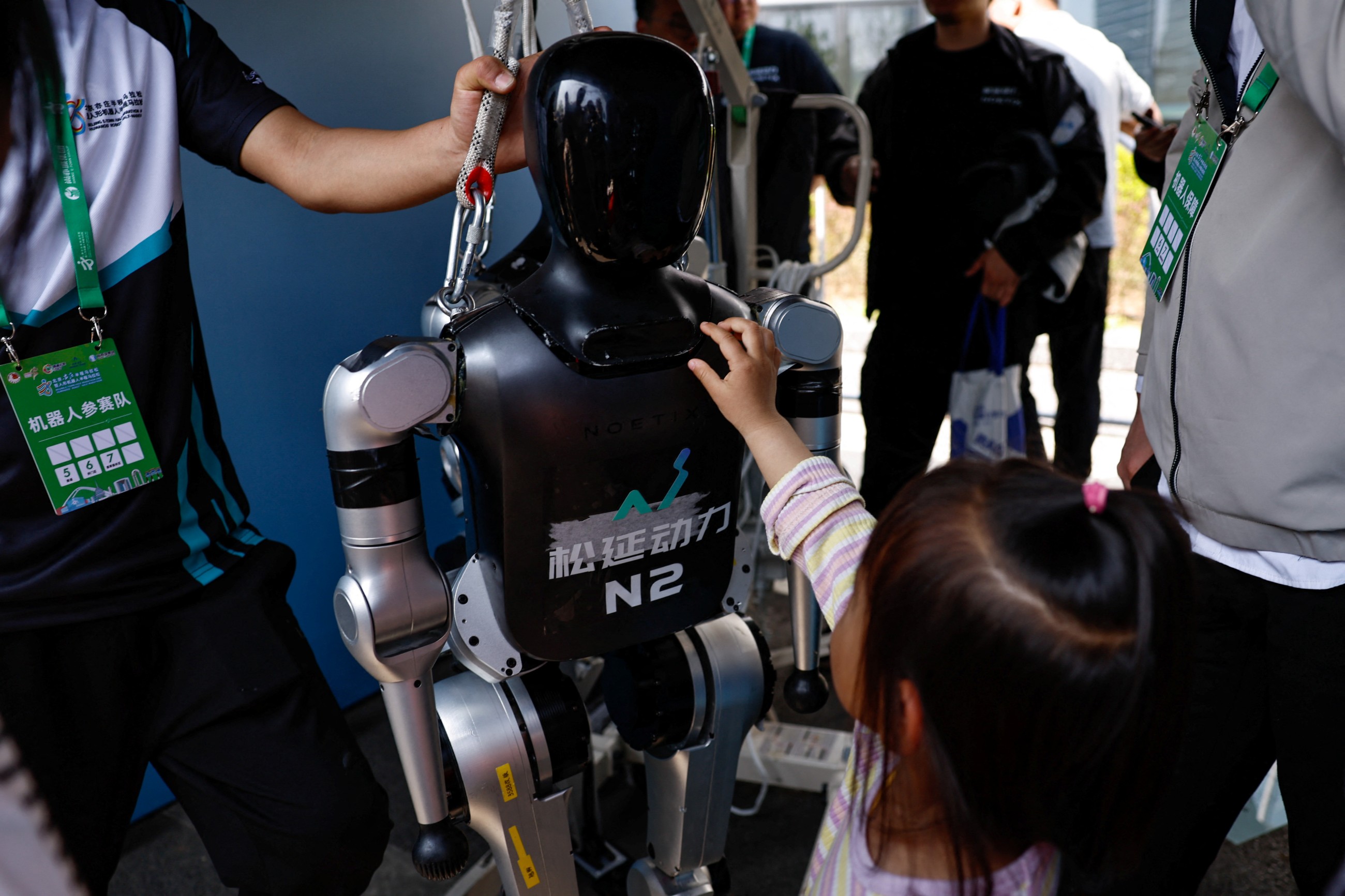21 robots join thousands of real human beings in Chinese half-marathon