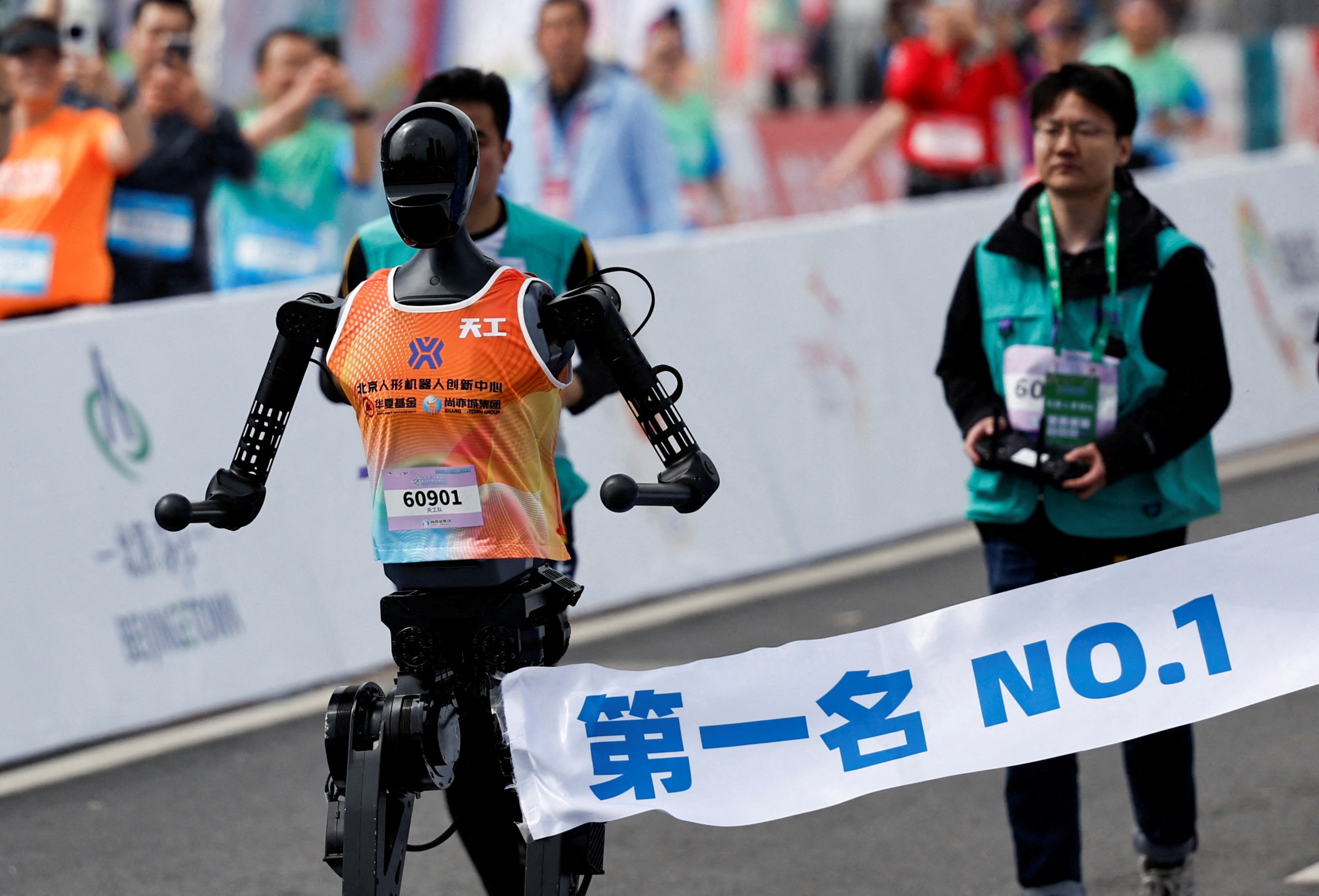 21 robots join thousands of real human beings in Chinese half-marathon