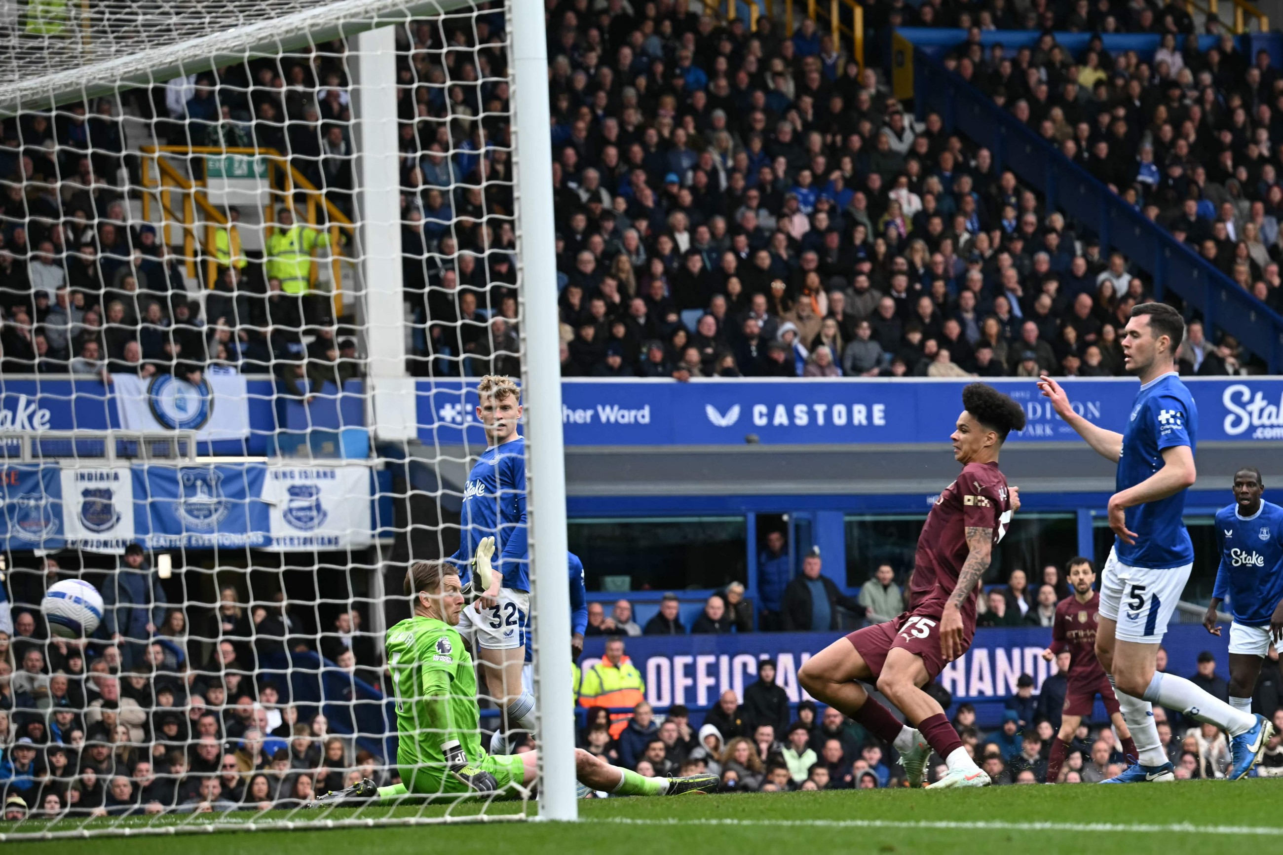 City boost hopes of top-five finish, Saints hold West Ham